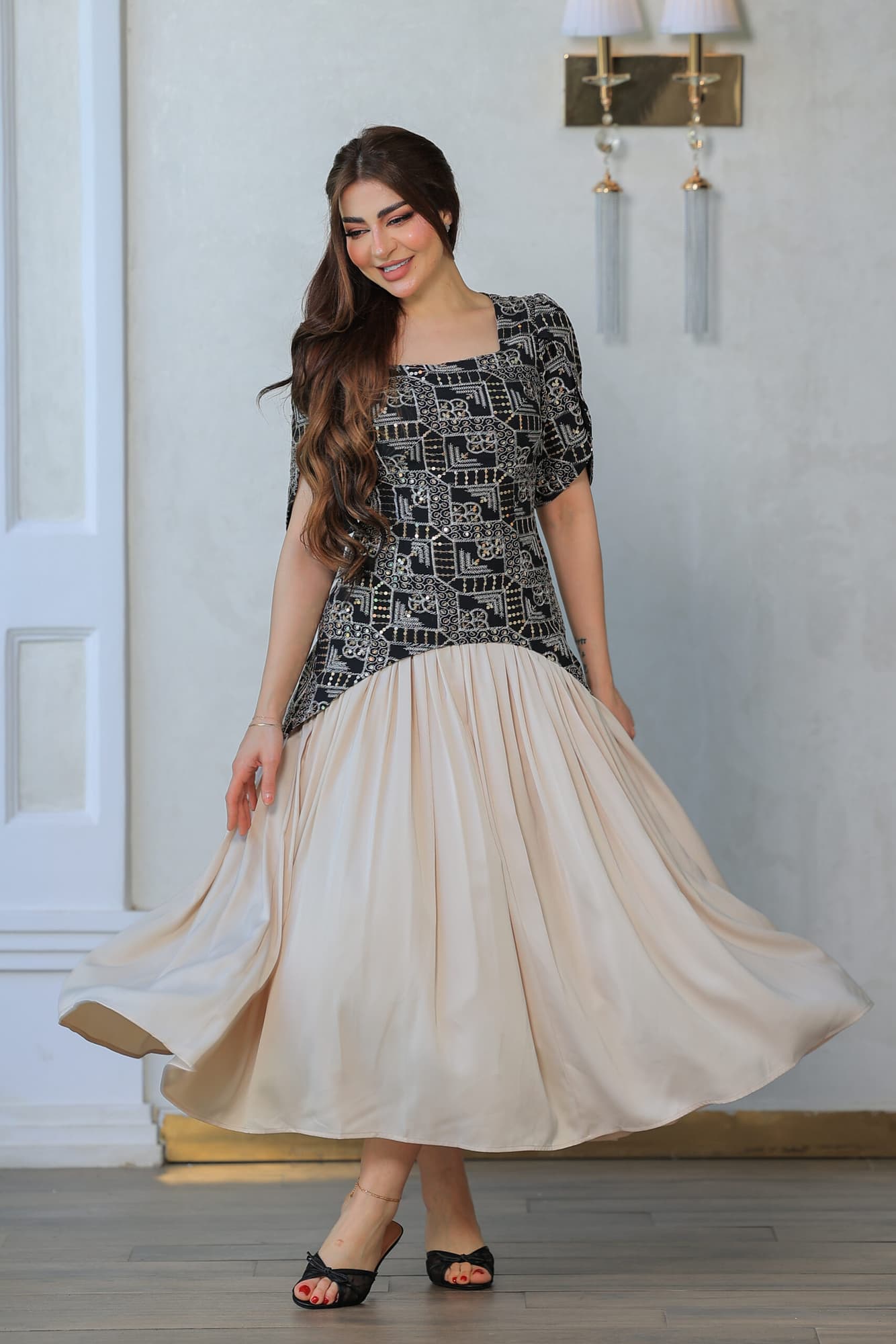 فستان أنيق يجمع بين الطابع الكلاسيكي واللمسة العصرية