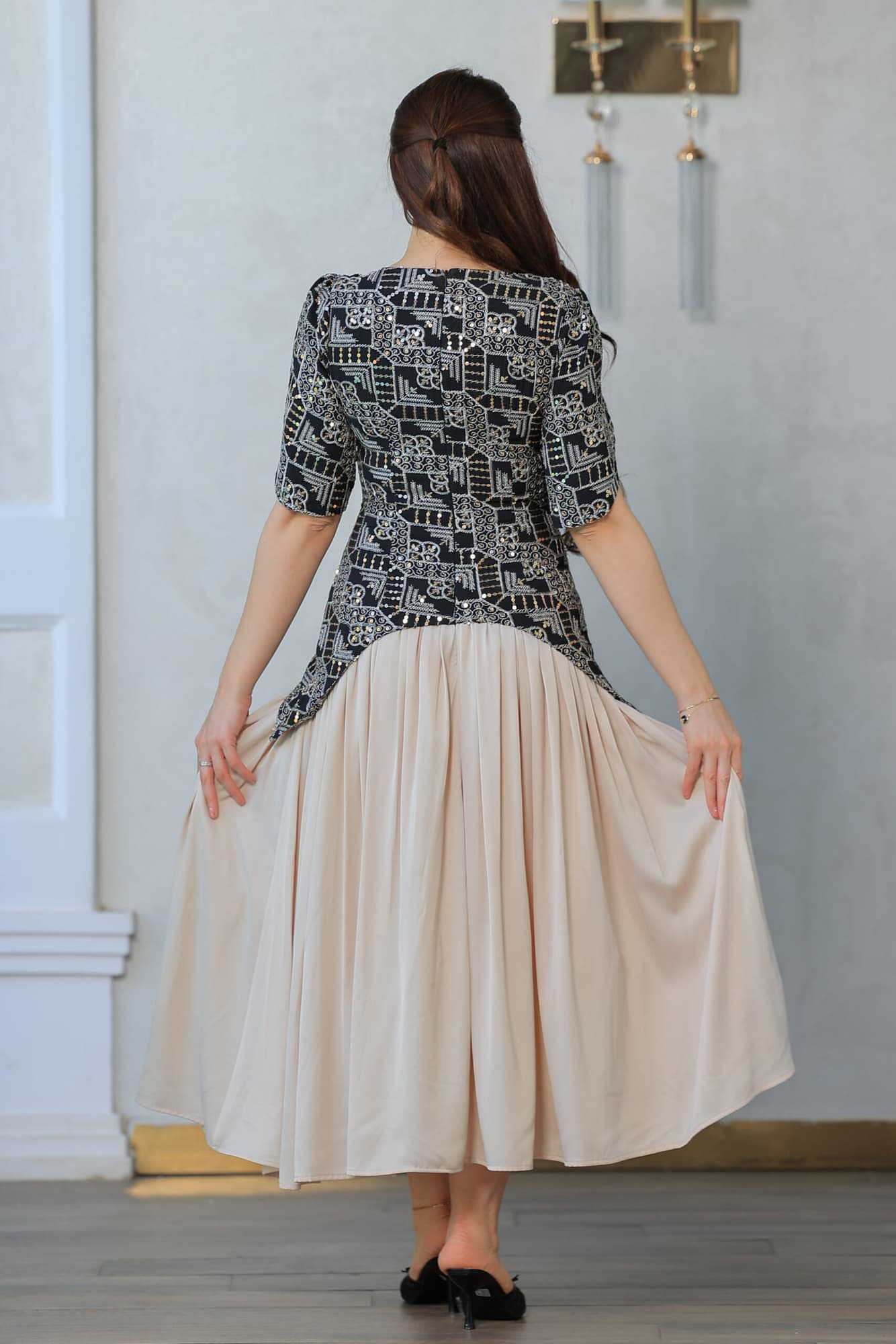 فستان أنيق يجمع بين الطابع الكلاسيكي واللمسة العصرية