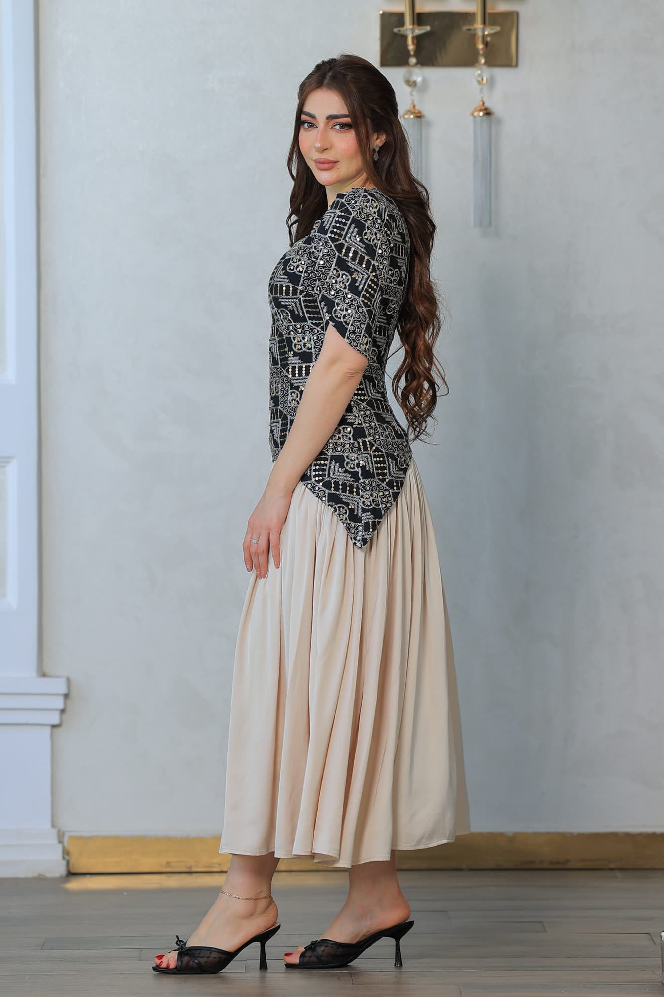 فستان أنيق يجمع بين الطابع الكلاسيكي واللمسة العصرية