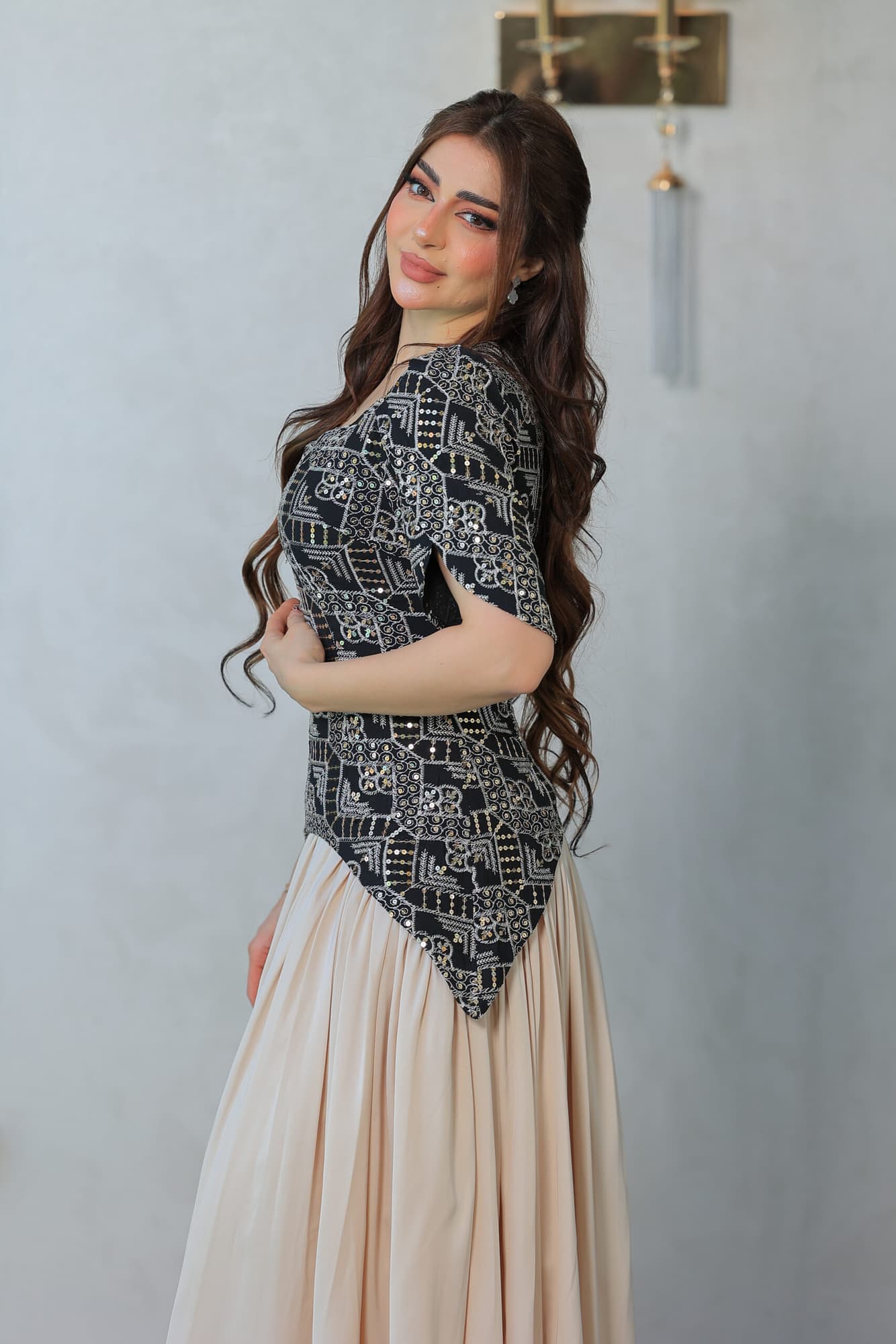 فستان أنيق يجمع بين الطابع الكلاسيكي واللمسة العصرية