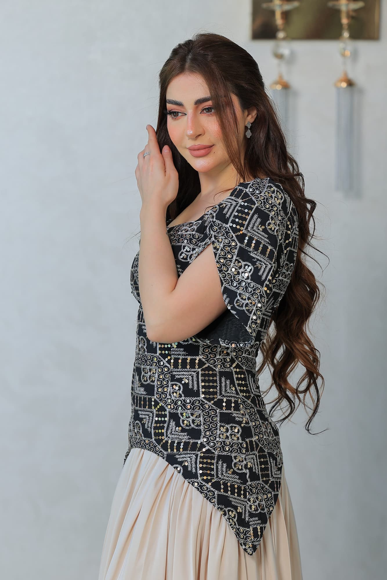 فستان أنيق يجمع بين الطابع الكلاسيكي واللمسة العصرية