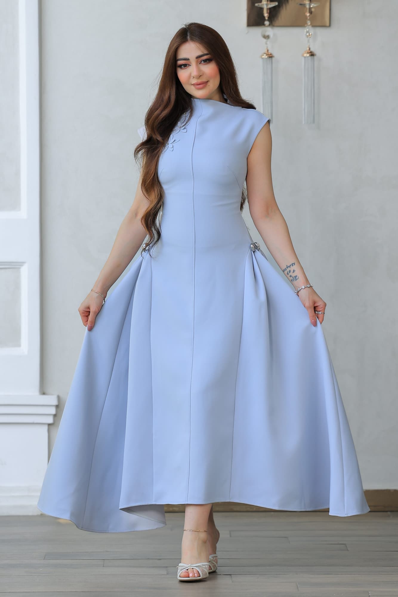 فستان ناعم بقصة مميزة مزين بورد