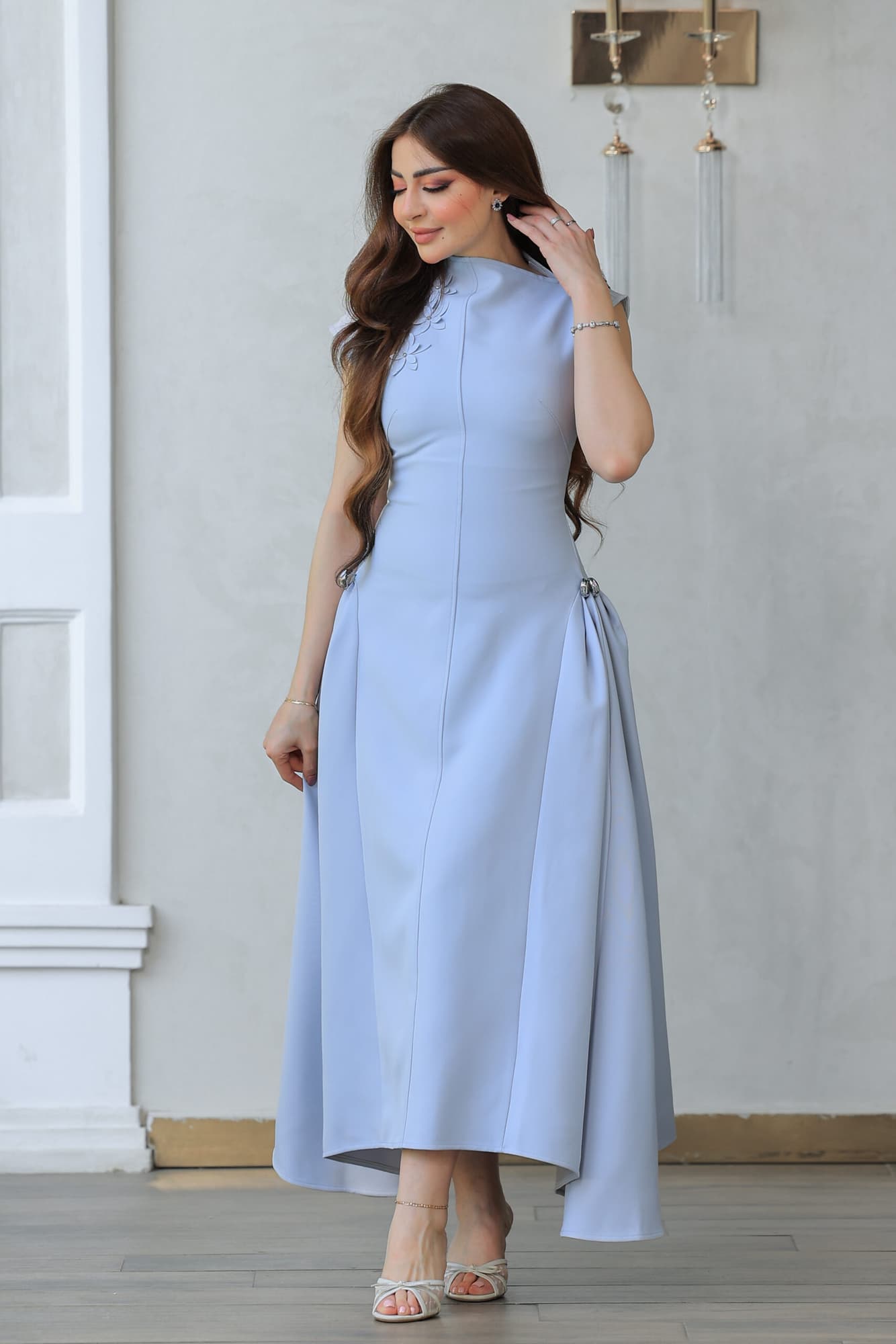 فستان ناعم بقصة مميزة مزين بورد