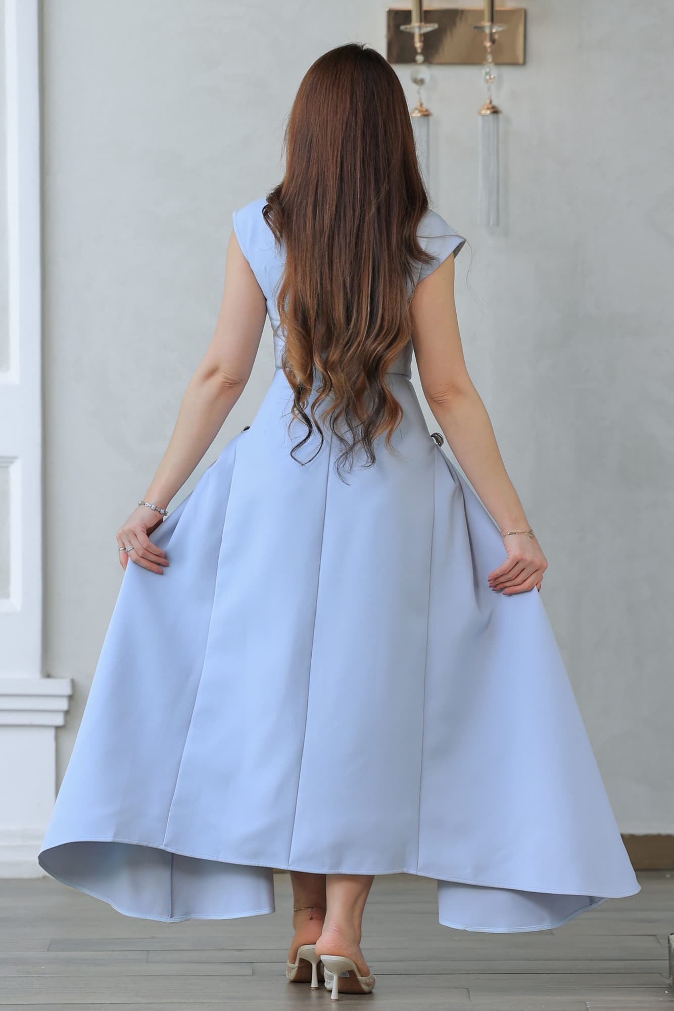 فستان ناعم بقصة مميزة مزين بورد