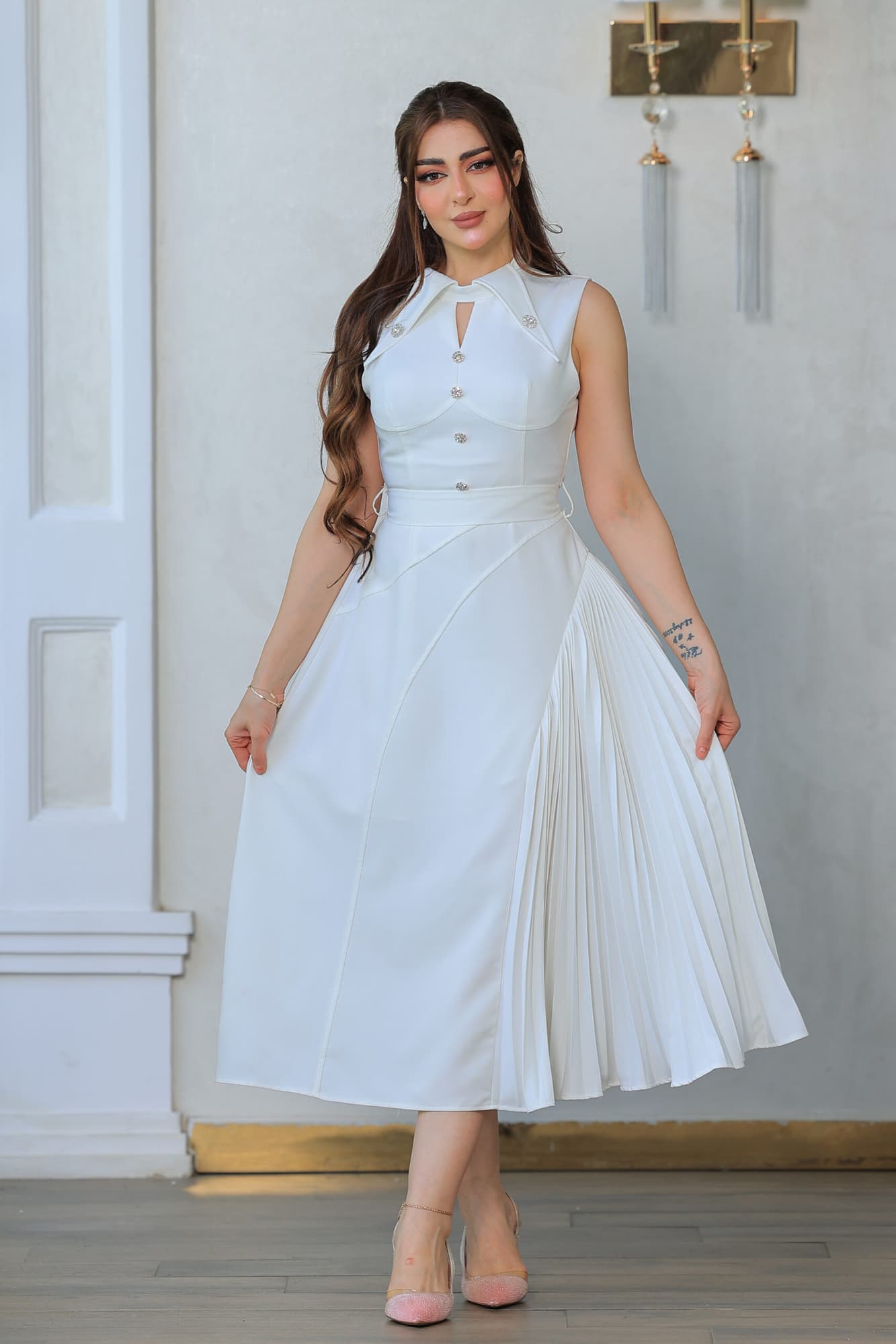 فستان أنيق بتصميم عصري يجمع بين الفخامة والبساطة