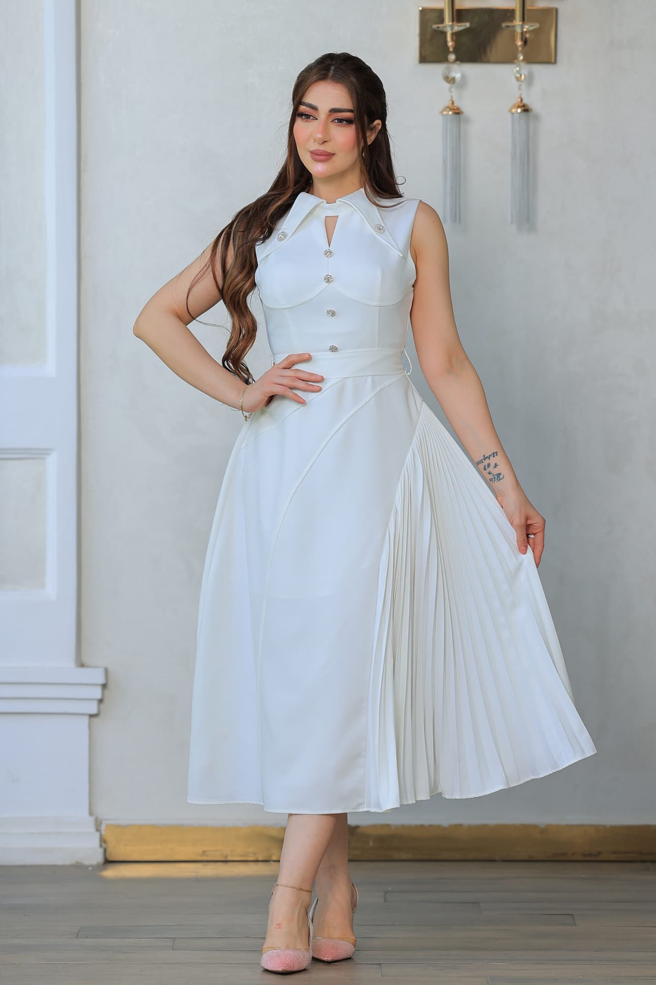 فستان أنيق بتصميم عصري يجمع بين الفخامة والبساطة