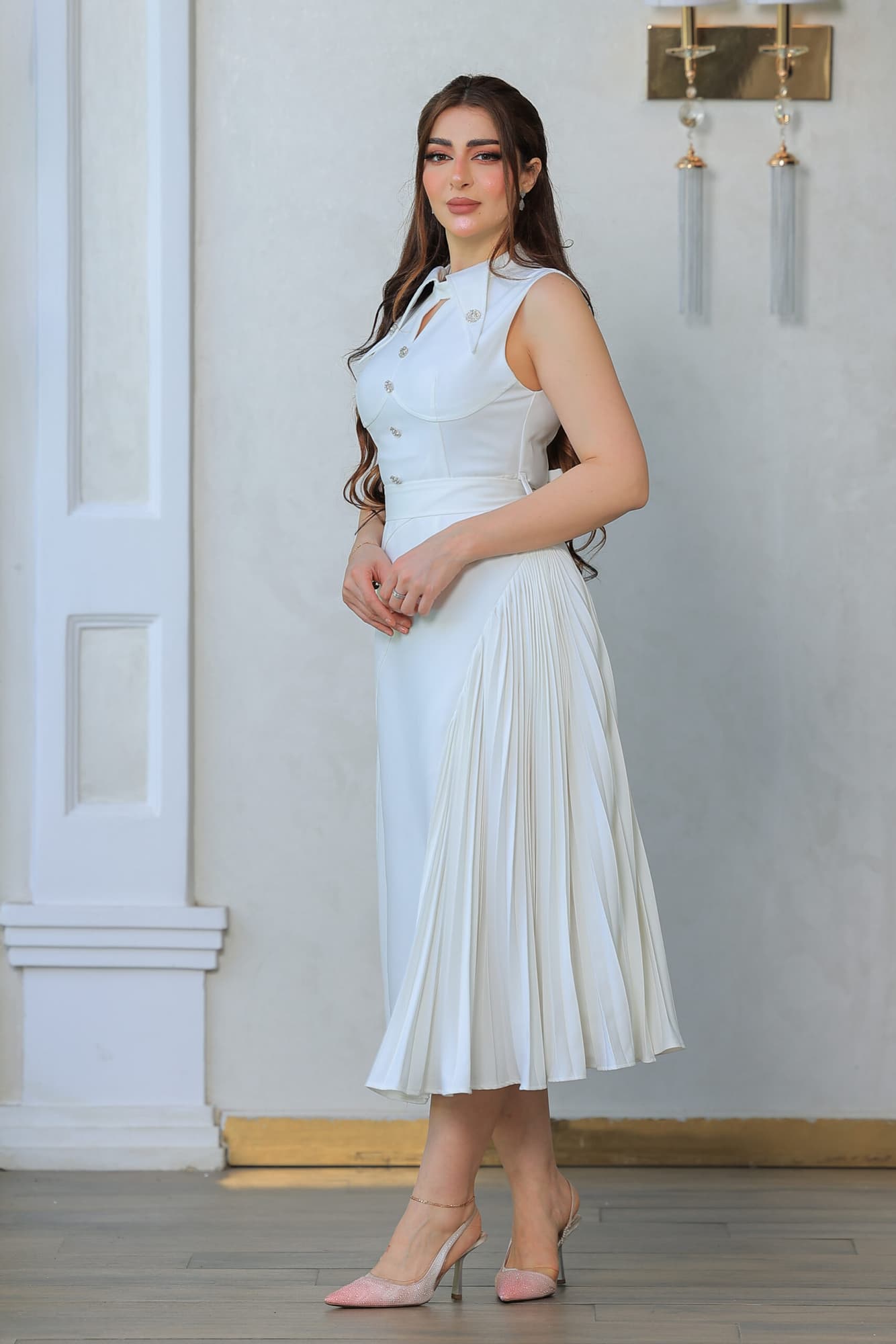 فستان أنيق بتصميم عصري يجمع بين الفخامة والبساطة