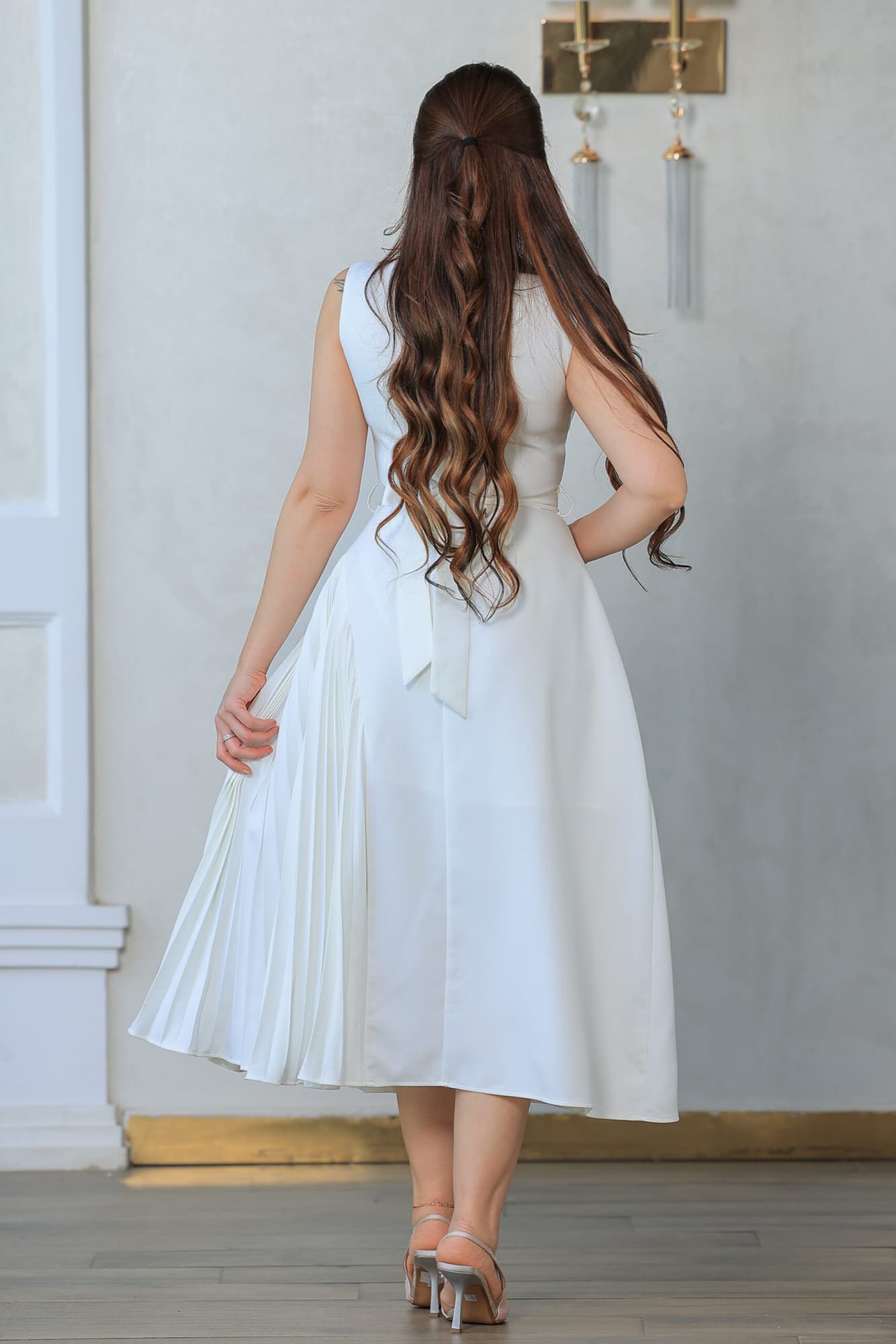 فستان أنيق بتصميم عصري يجمع بين الفخامة والبساطة