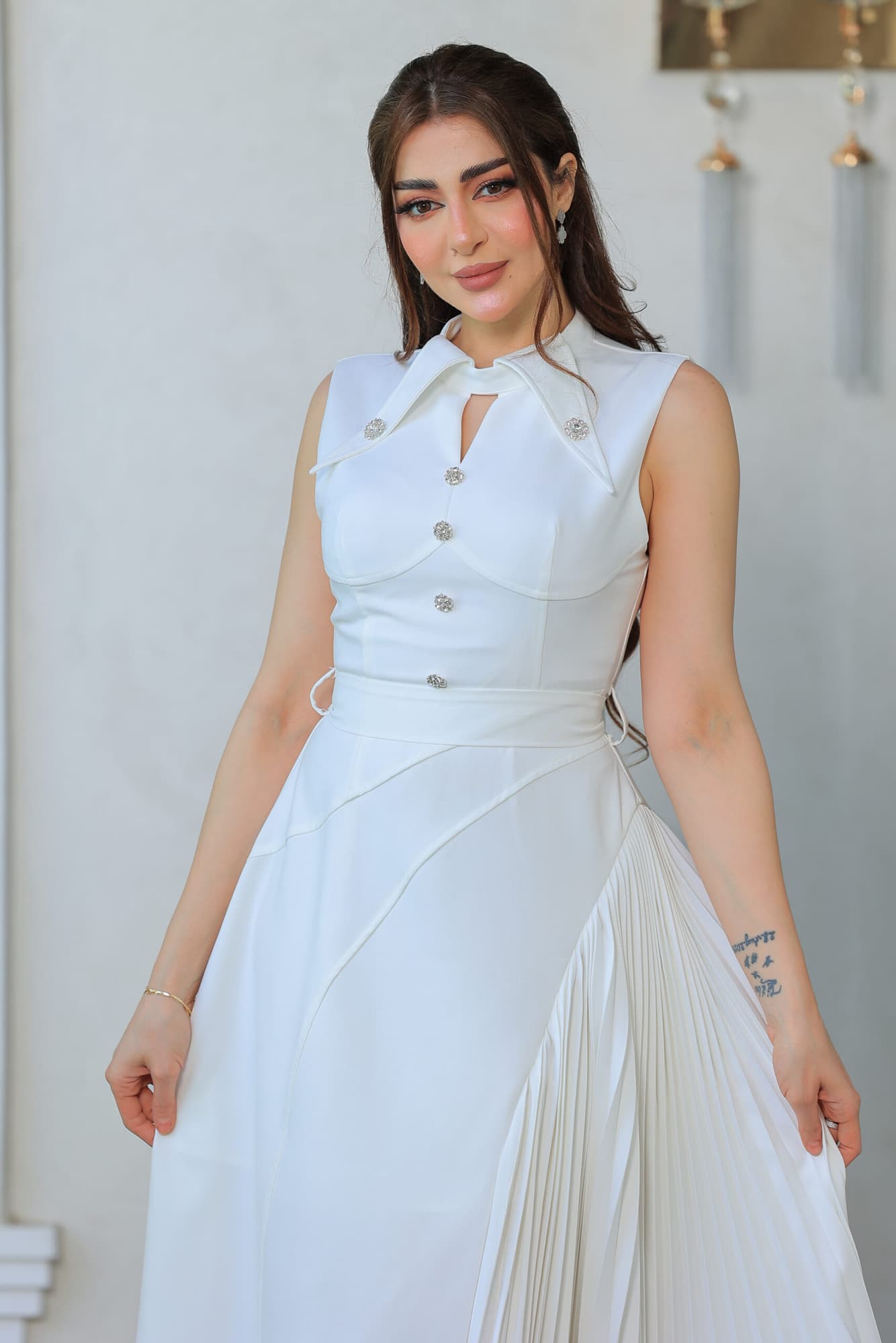 فستان أنيق بتصميم عصري يجمع بين الفخامة والبساطة