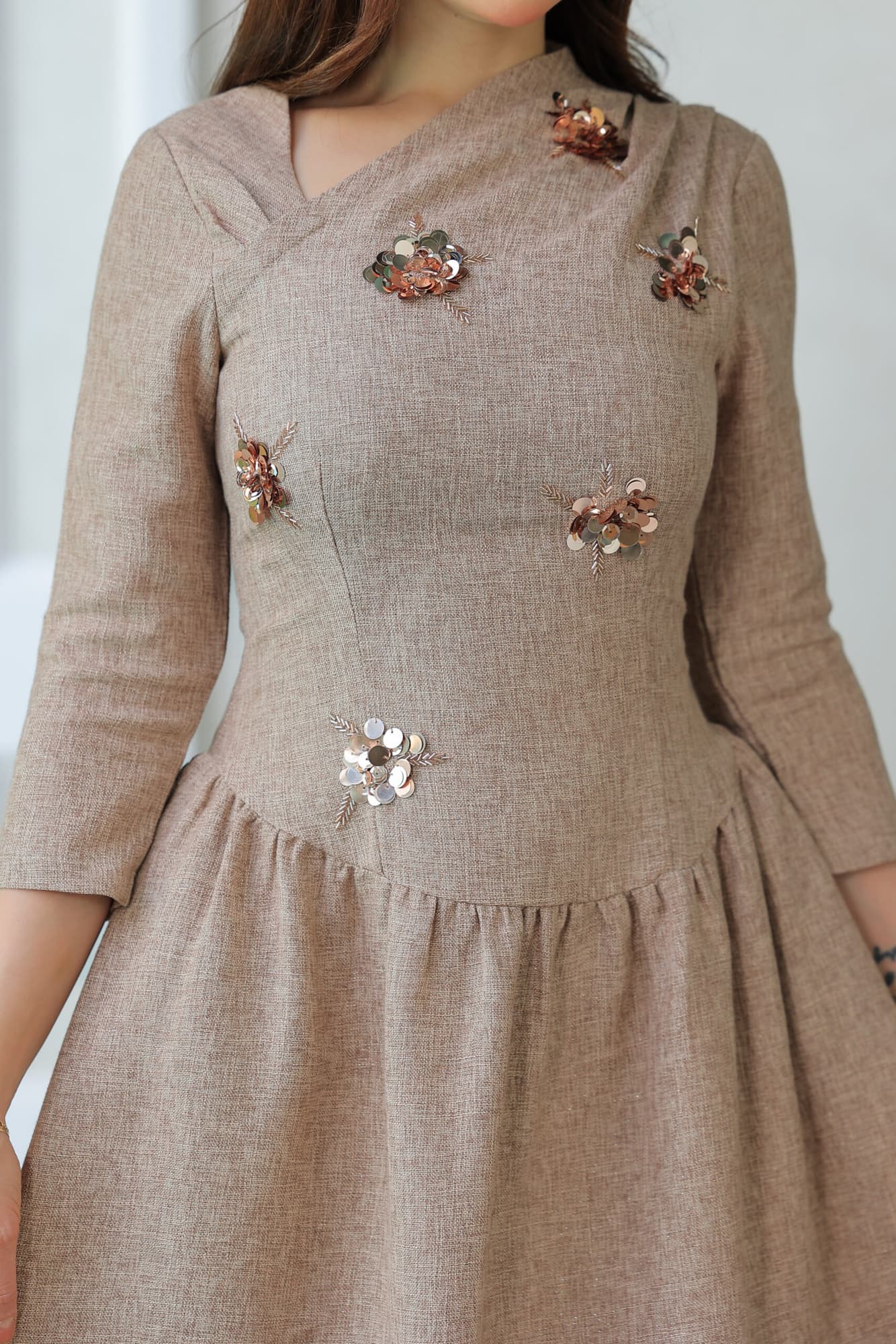 فستان إليجانس كلاسيك يجمع بين الرقي والبساطة بني فاتح