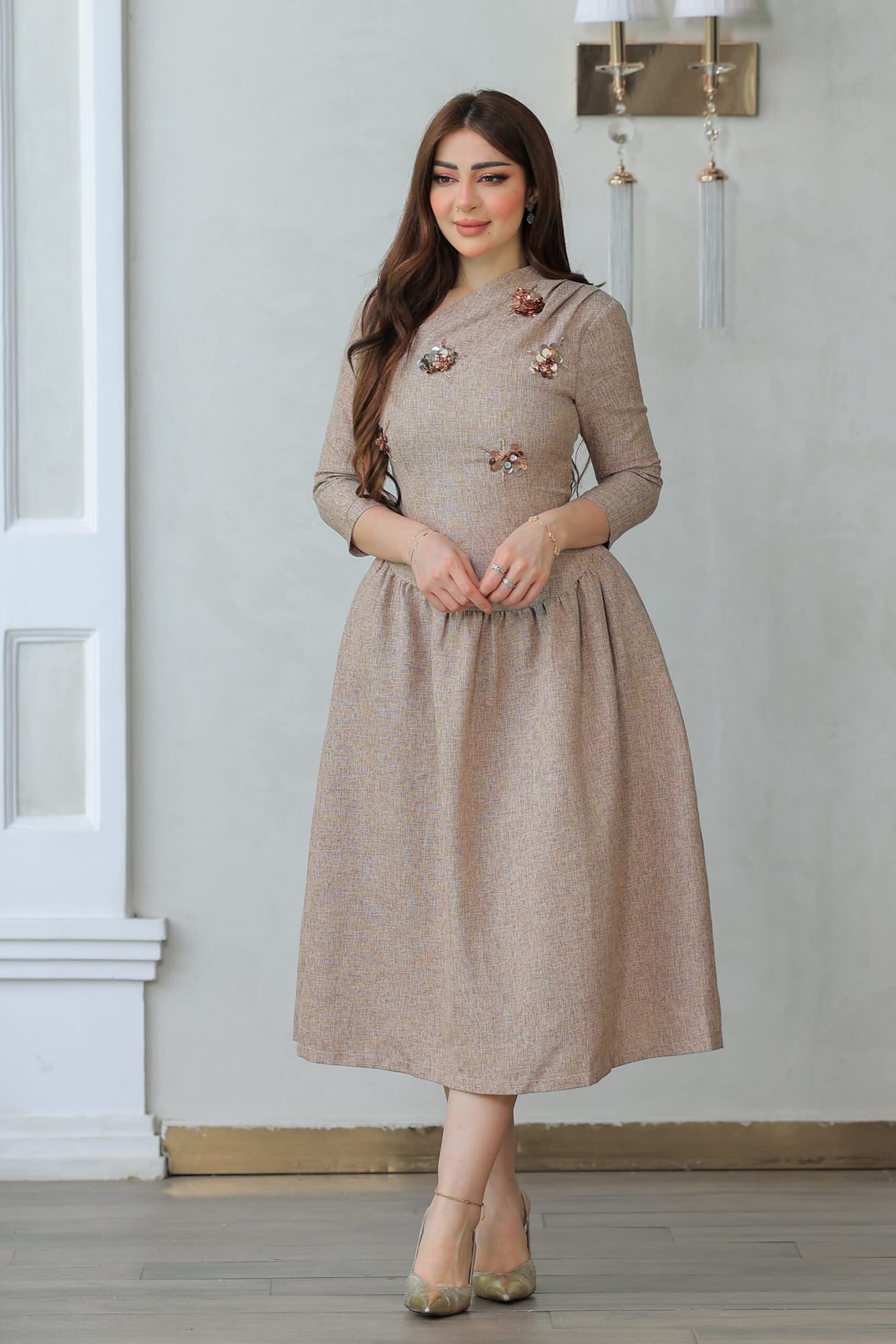 فستان إليجانس كلاسيك يجمع بين الرقي والبساطة