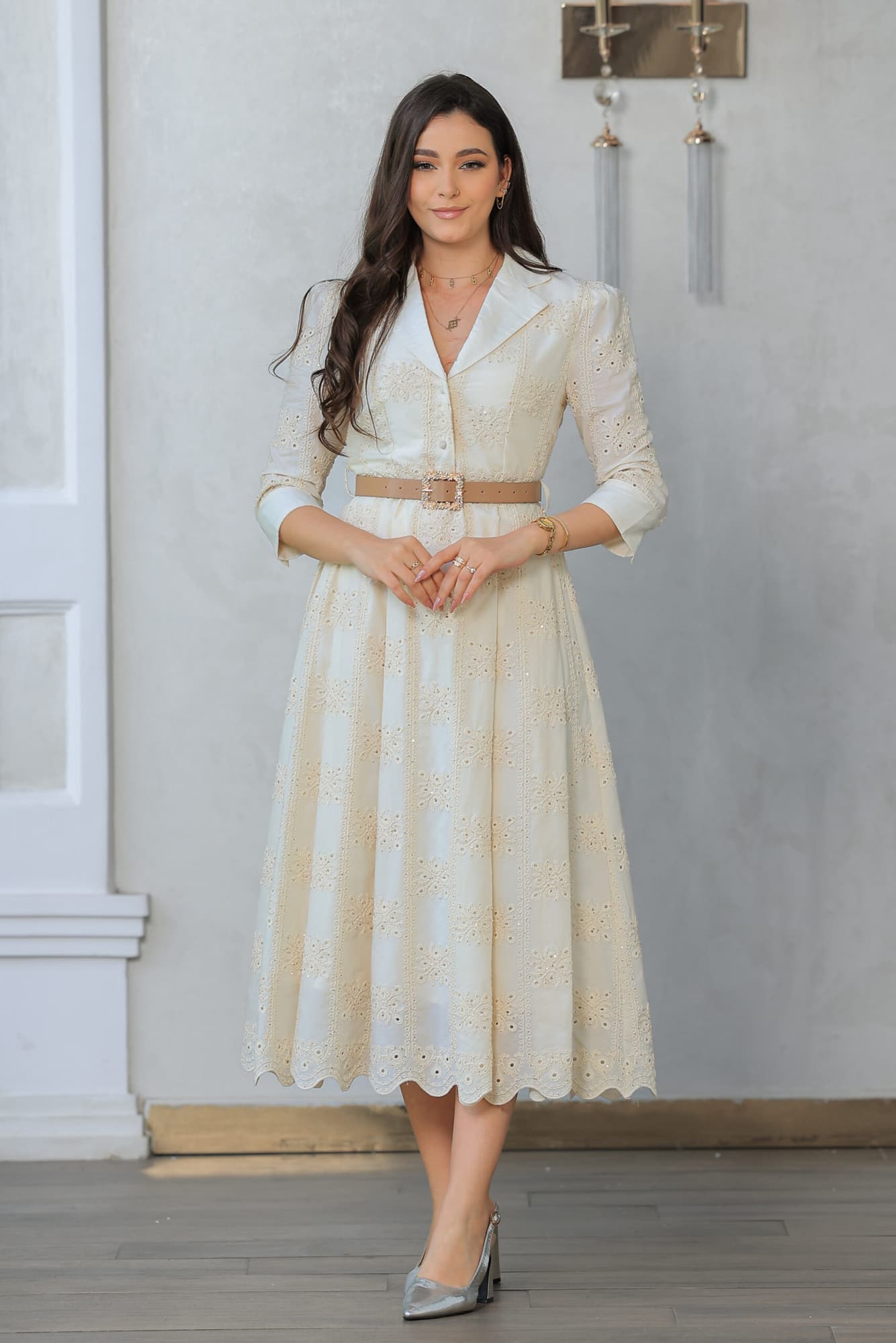 فستان أنيق بطابع كلاسيكي بتفاصيل أنثوية ناعمة