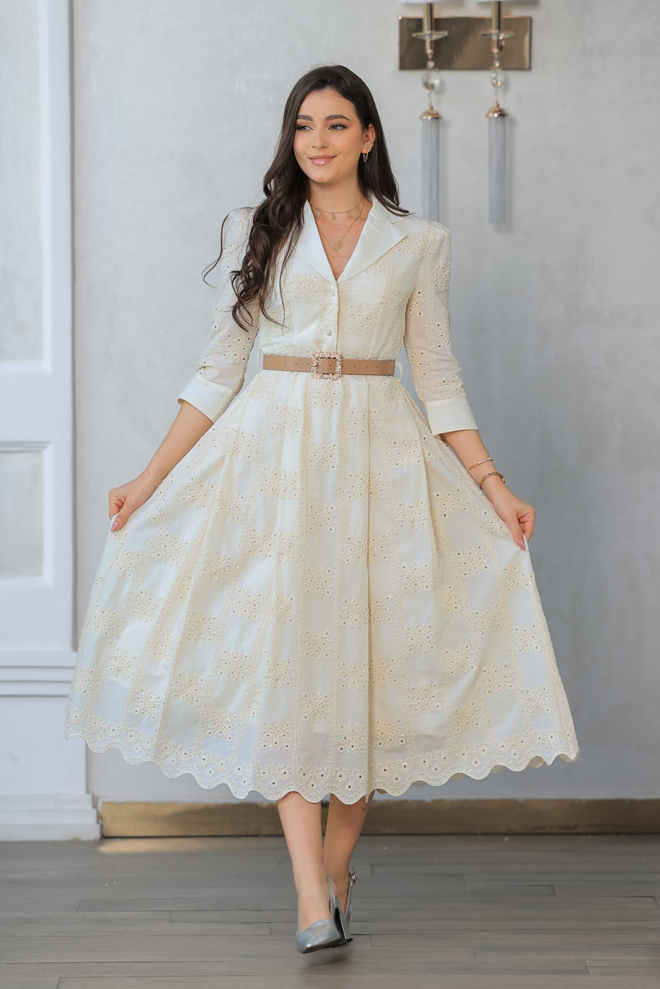 فستان أنيق بطابع كلاسيكي بتفاصيل أنثوية ناعمة