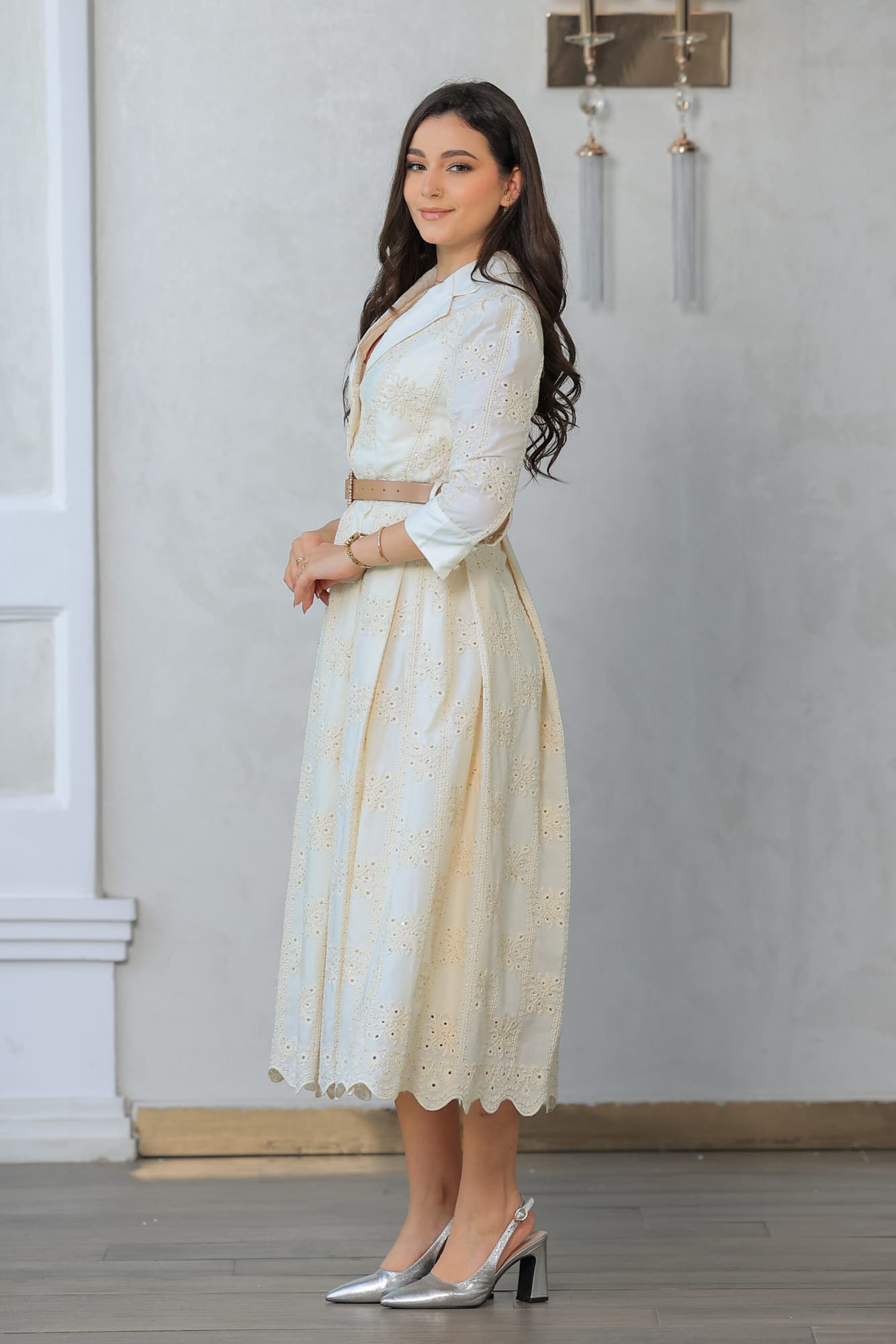 فستان أنيق بطابع كلاسيكي بتفاصيل أنثوية ناعمة