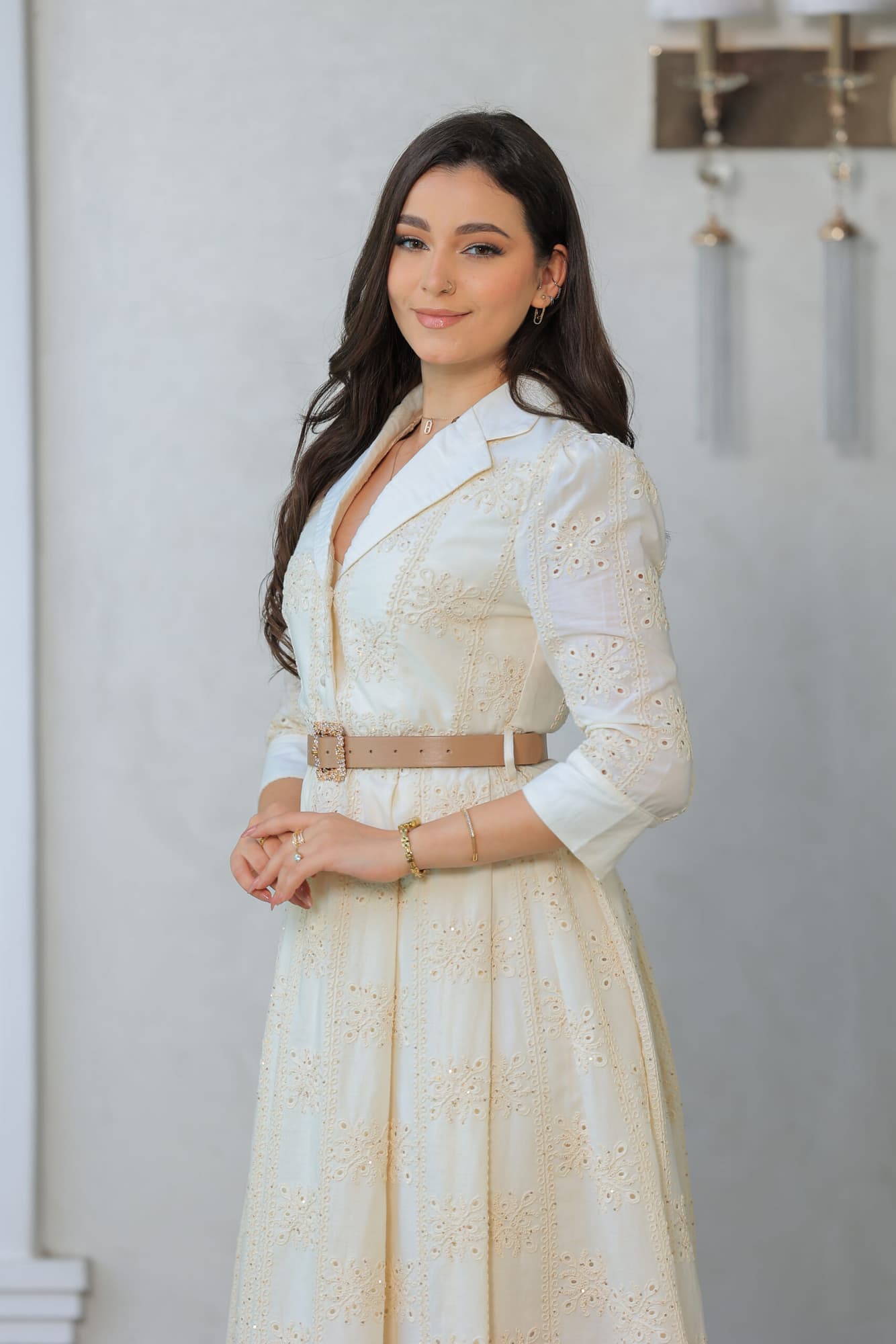 فستان أنيق بطابع كلاسيكي بتفاصيل أنثوية ناعمة