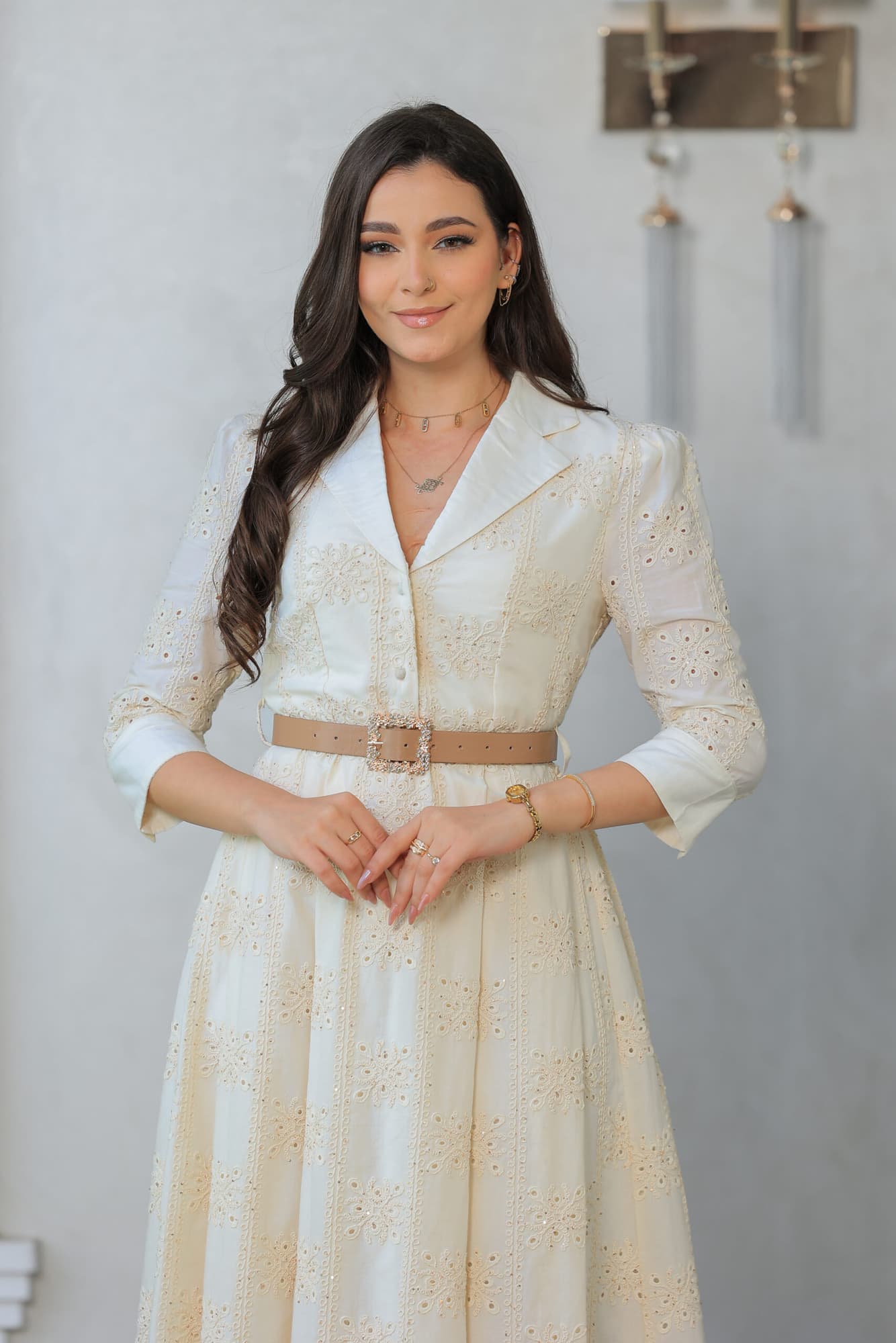 فستان أنيق بطابع كلاسيكي بتفاصيل أنثوية ناعمة