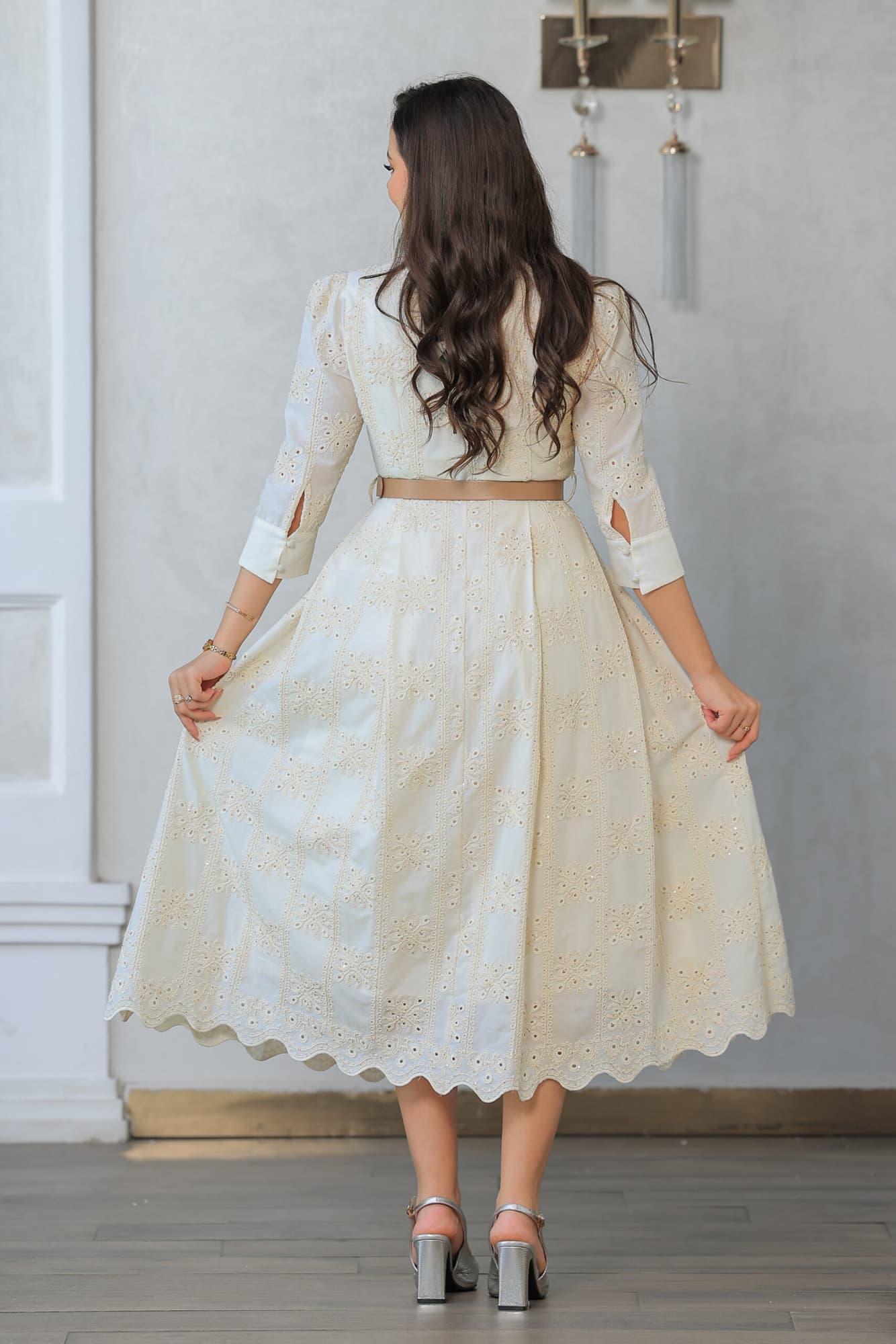 فستان أنيق بطابع كلاسيكي بتفاصيل أنثوية ناعمة