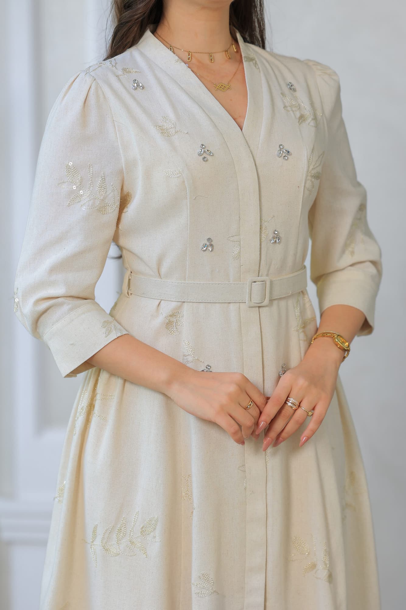 فستان ميدي أنيق مزين بكريستال بتطريز خيوط اوف وايت