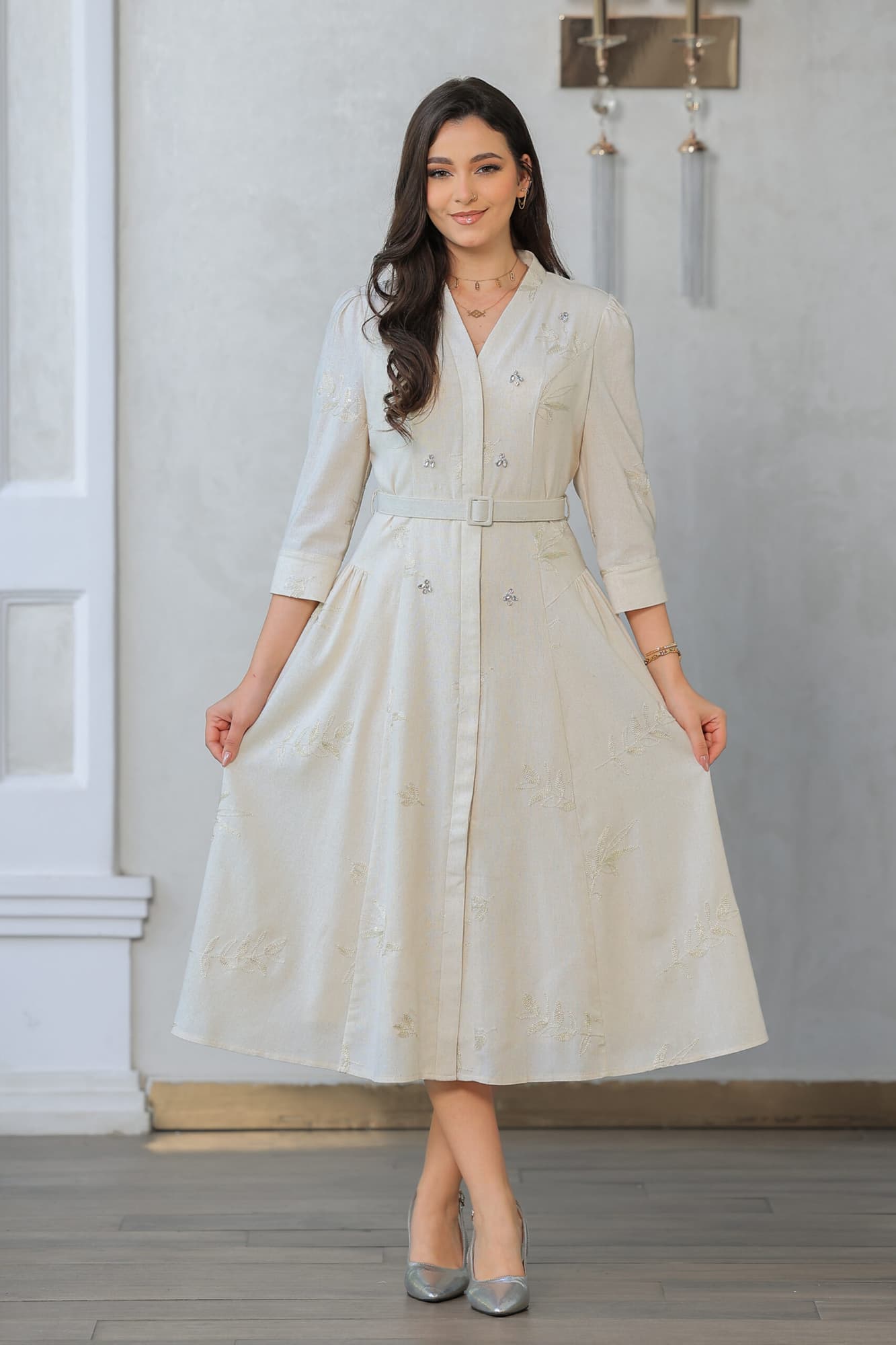 فستان ميدي أنيق مزين بكريستال بتطريز خيوط