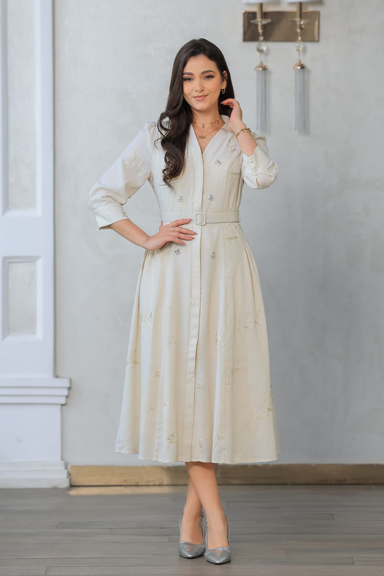 فستان ميدي أنيق مزين بكريستال بتطريز خيوط