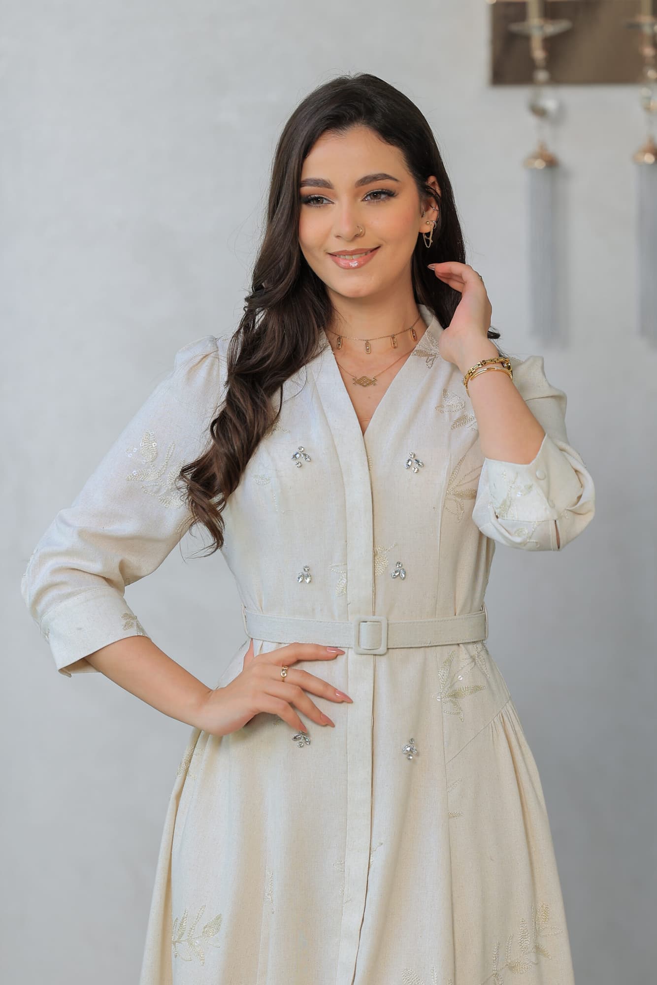 فستان ميدي أنيق مزين بكريستال بتطريز خيوط