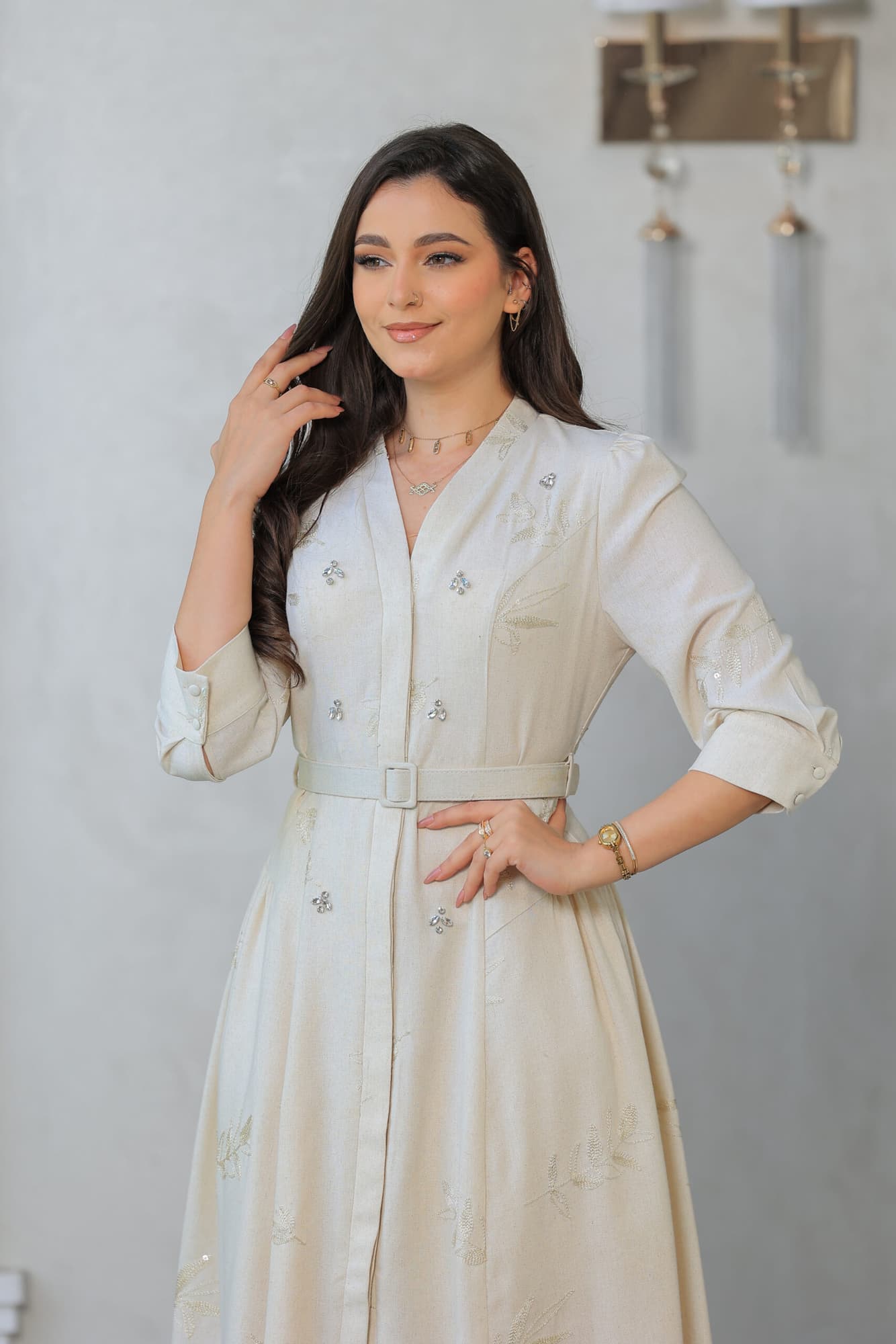 فستان ميدي أنيق مزين بكريستال بتطريز خيوط