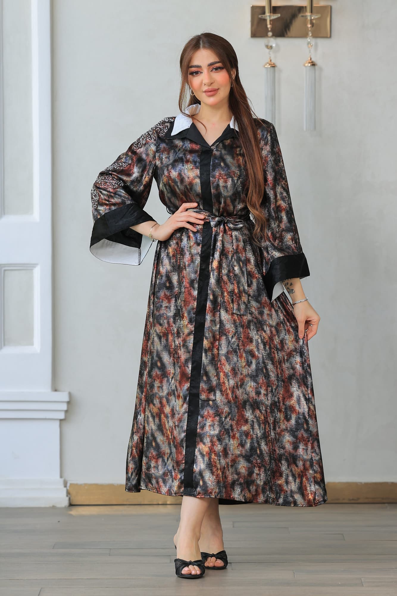 فستان طويل لامع باكمام مطرزة بياقه بيضاء