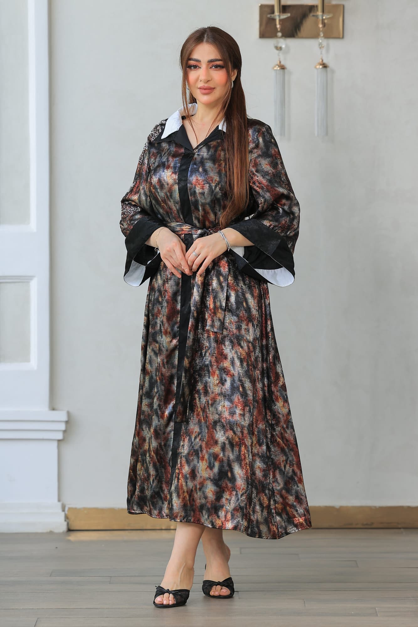 فستان طويل لامع باكمام مطرزة بياقه بيضاء