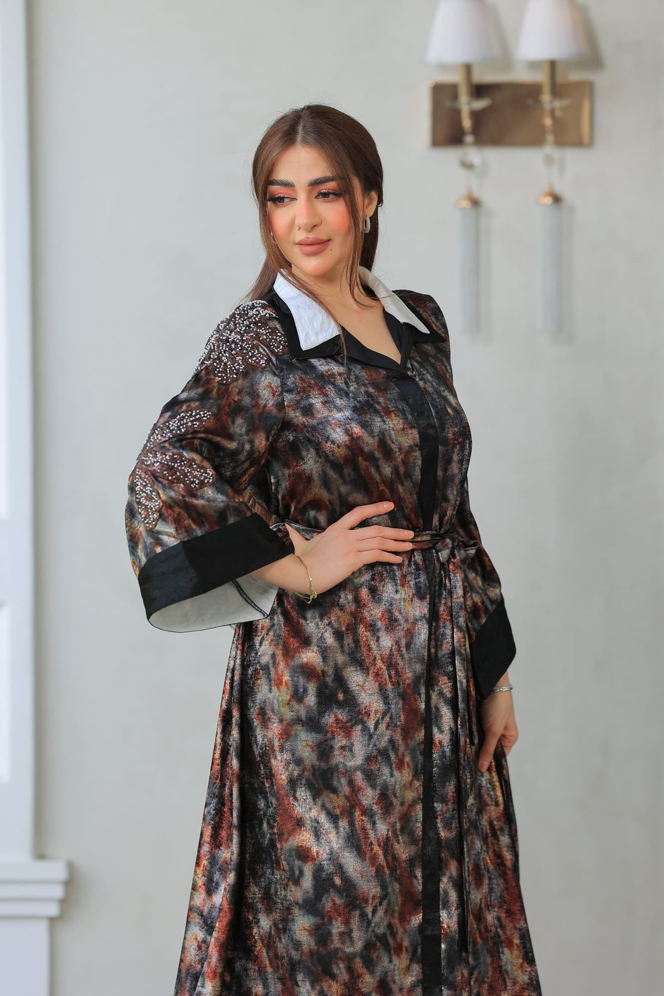 فستان طويل لامع باكمام مطرزة بياقه بيضاء