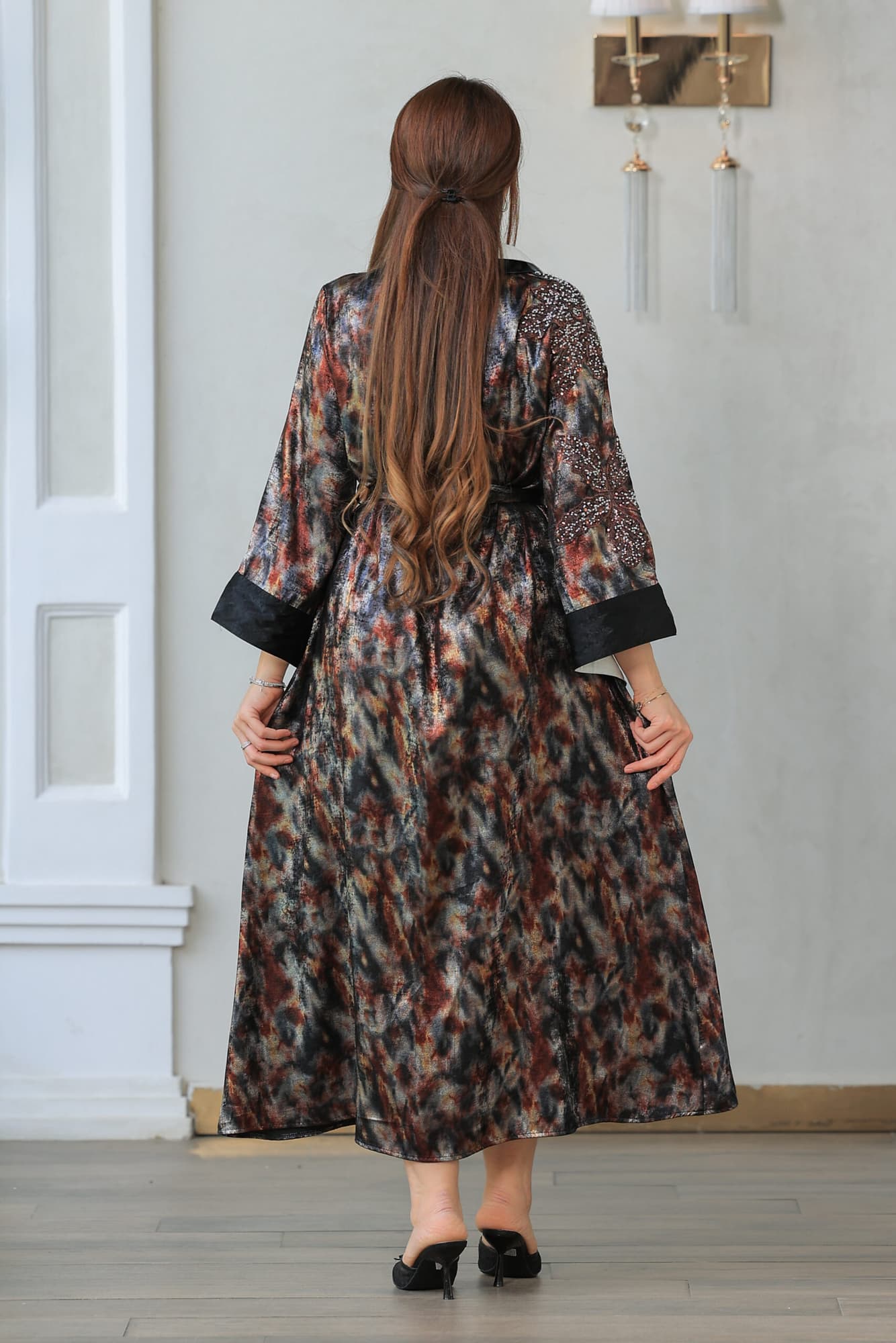 فستان طويل لامع باكمام مطرزة بياقه بيضاء