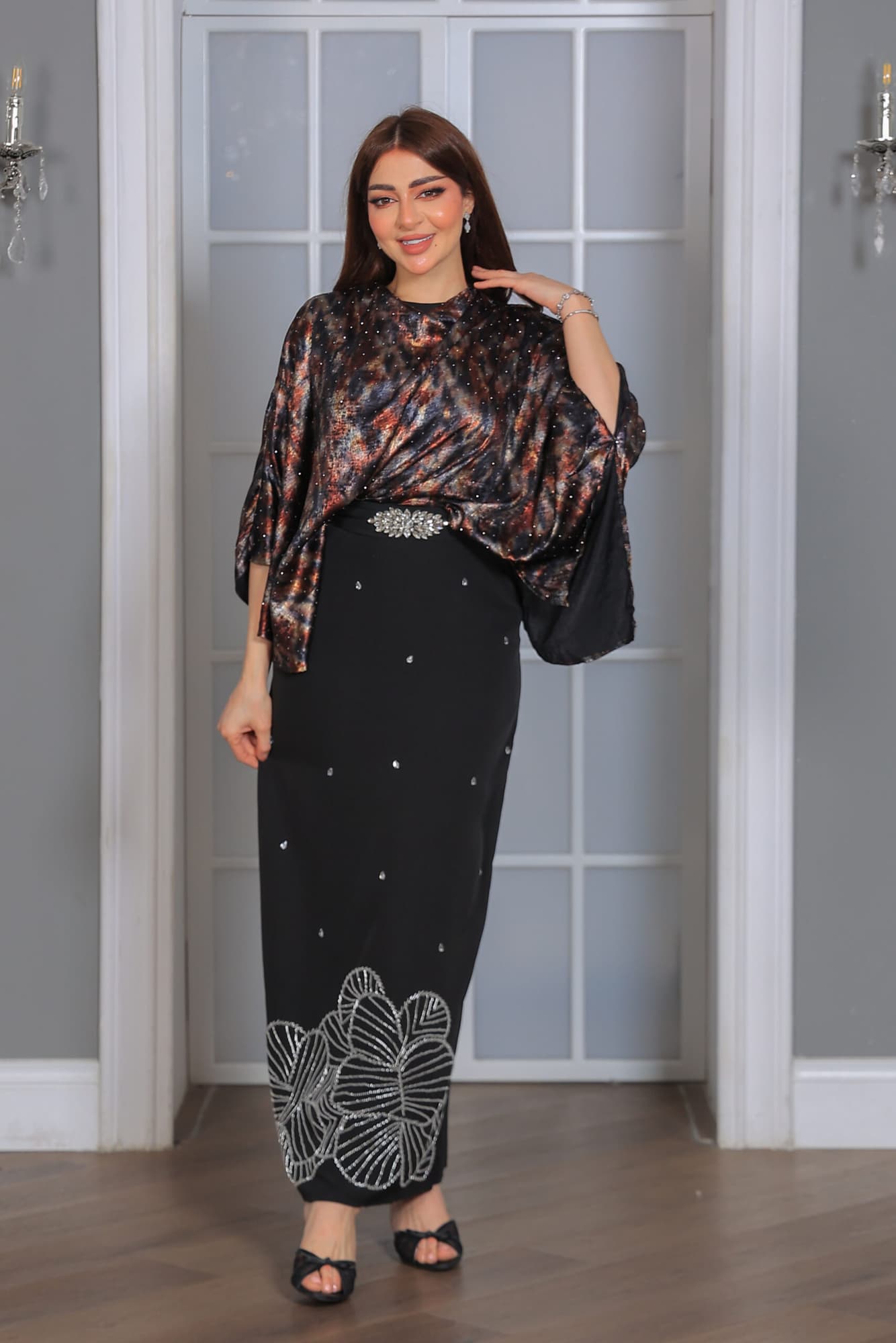 فستان سهرة أنيق يتميز بتصميم يجمع بين العصرية والفخامة