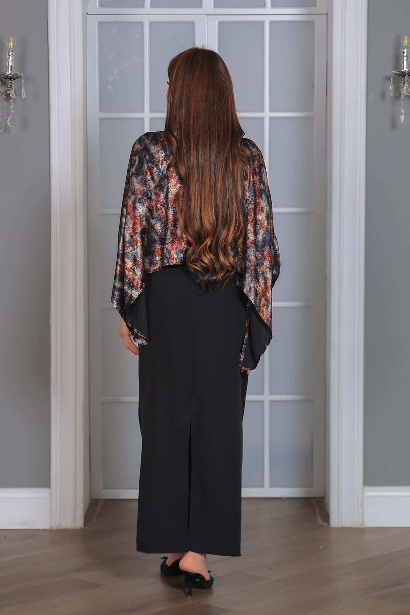 فستان سهرة أنيق يتميز بتصميم يجمع بين العصرية والفخامة