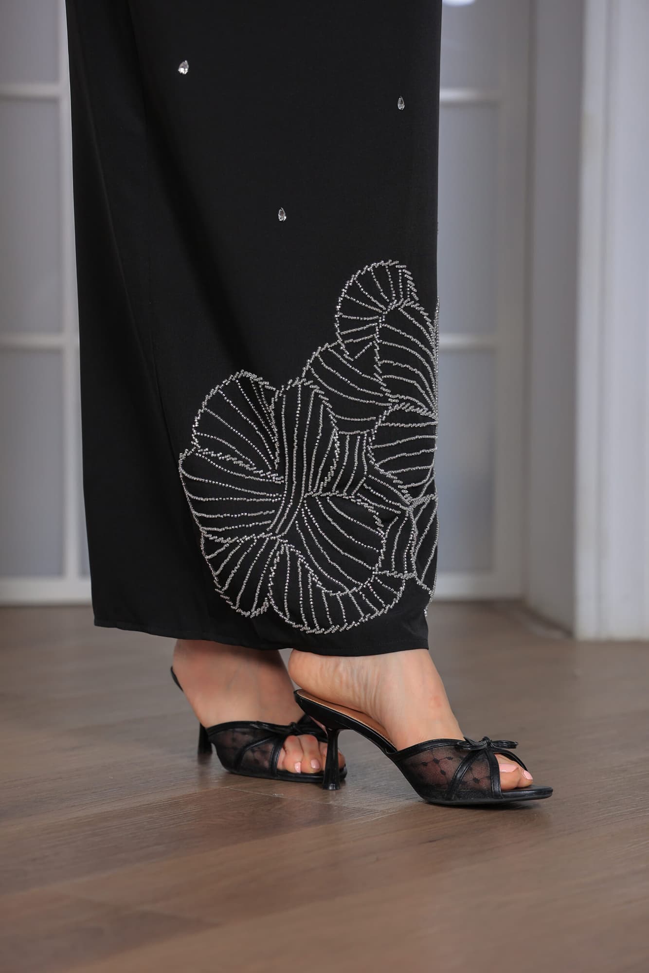 فستان سهرة أنيق يتميز بتصميم يجمع بين العصرية والفخامة