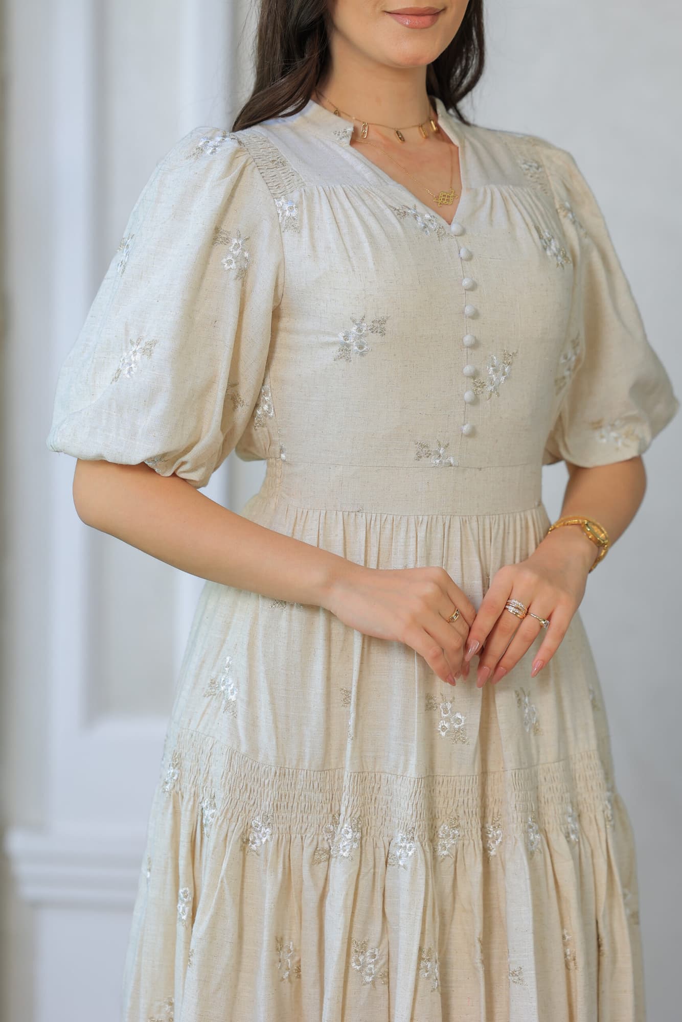 فستان ميدي مزخرف بنقوش زهرية صغيرة بيج فاتح