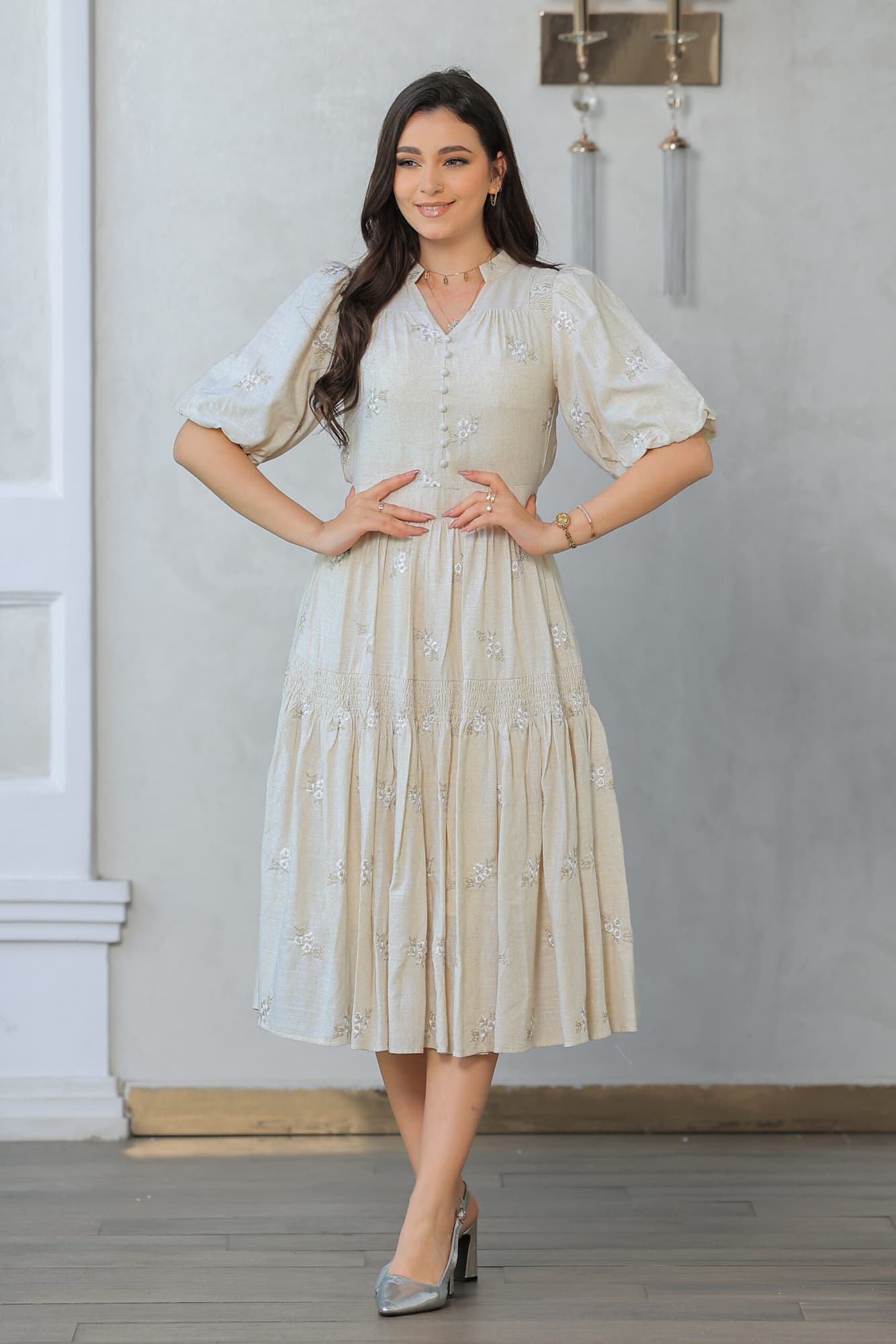 فستان ميدي مزخرف بنقوش زهرية صغيرة