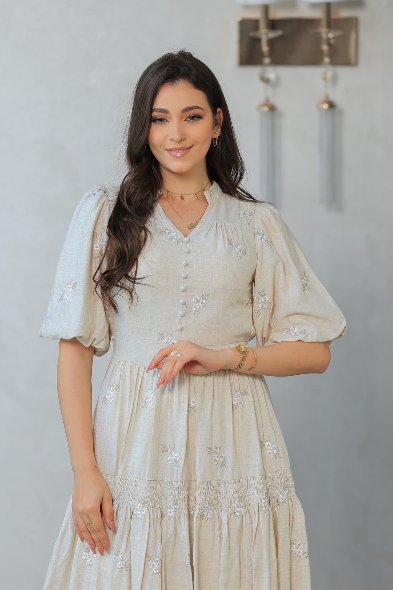 فستان ميدي مزخرف بنقوش زهرية صغيرة