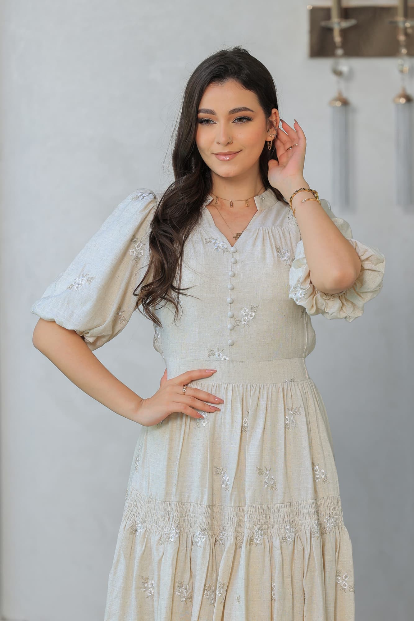 فستان ميدي مزخرف بنقوش زهرية صغيرة