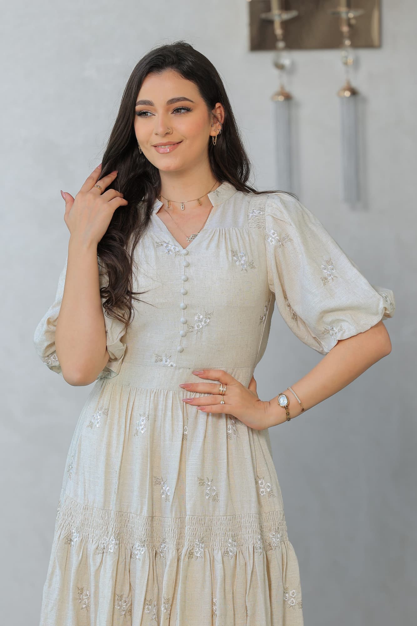 فستان ميدي مزخرف بنقوش زهرية صغيرة