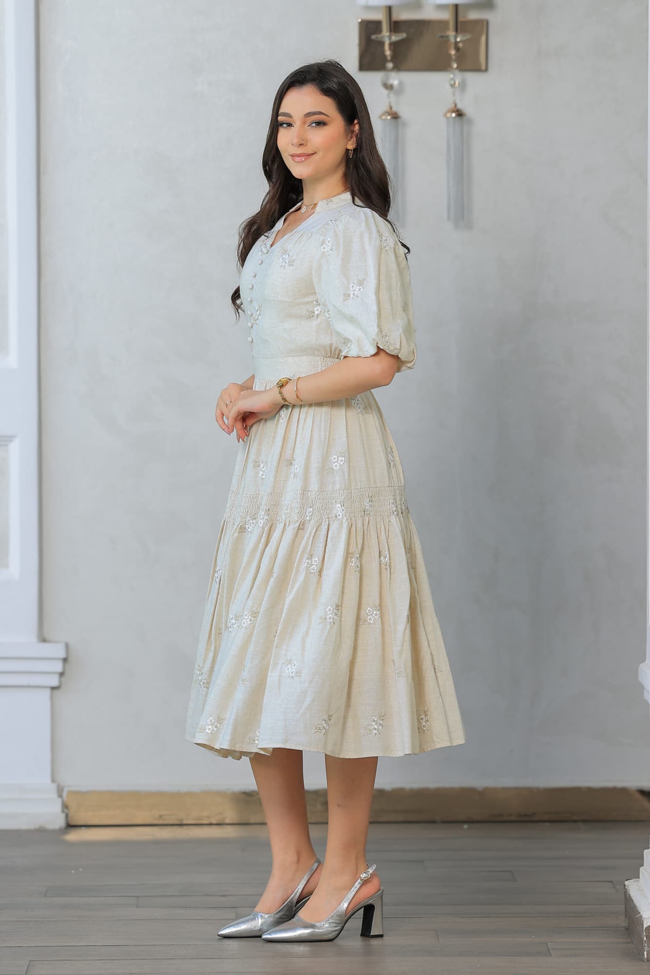 فستان ميدي مزخرف بنقوش زهرية صغيرة