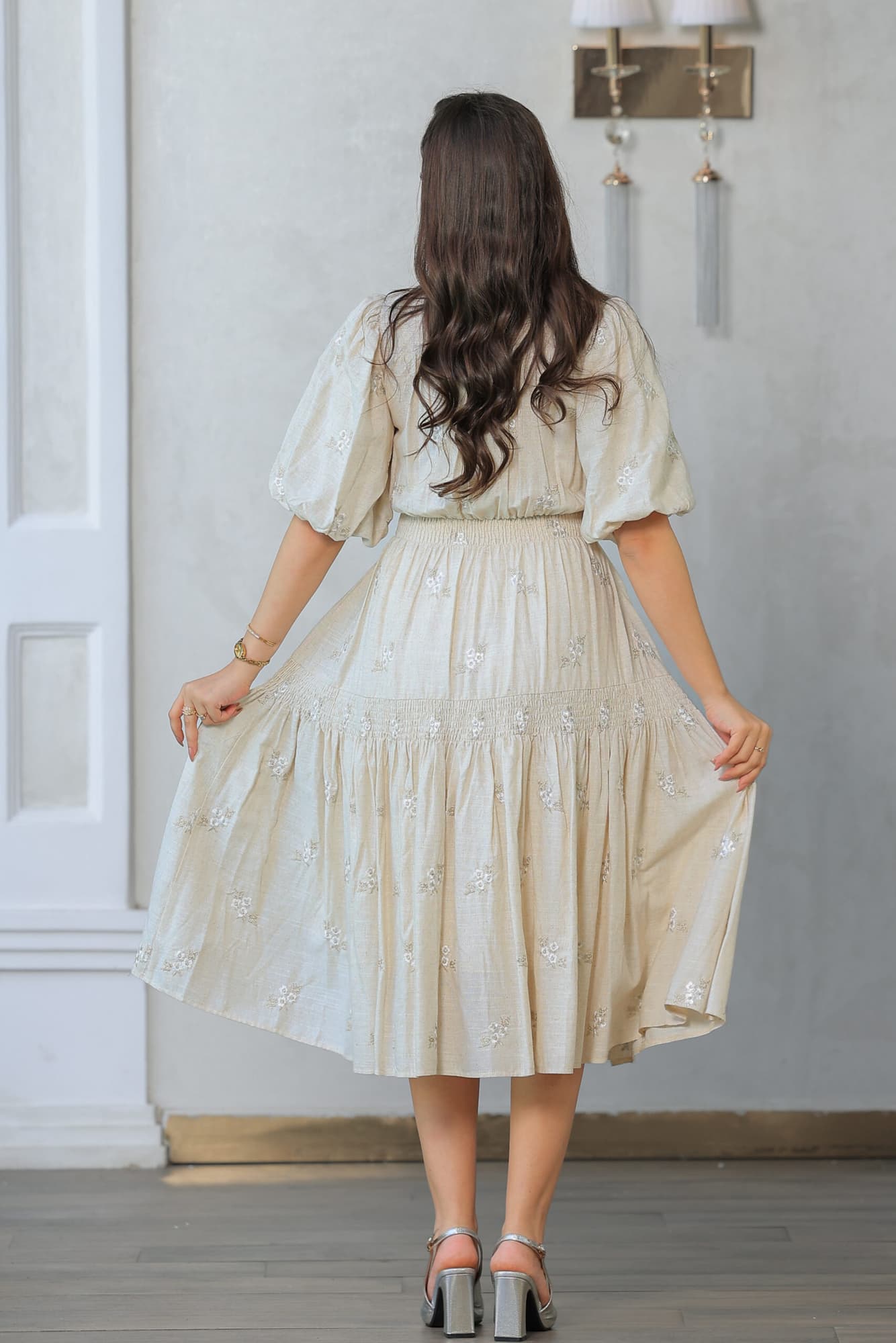 فستان ميدي مزخرف بنقوش زهرية صغيرة