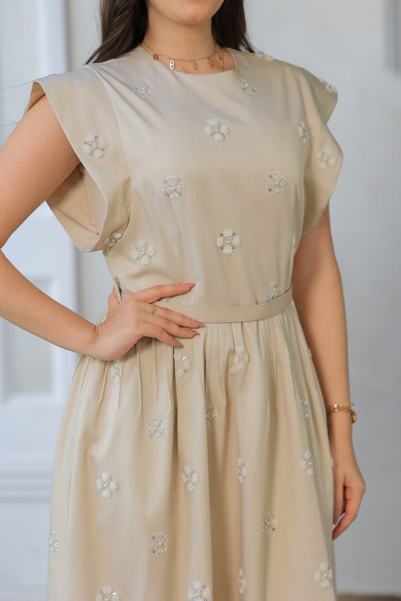 فستان راقٍ بلون بيج ناعم بتطريز زهري بيج