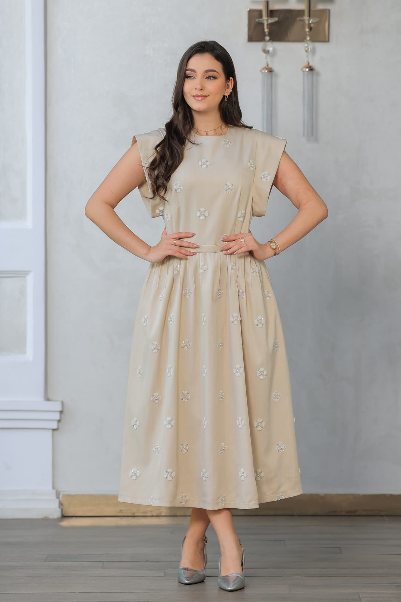 فستان راقٍ بلون بيج ناعم بتطريز زهري