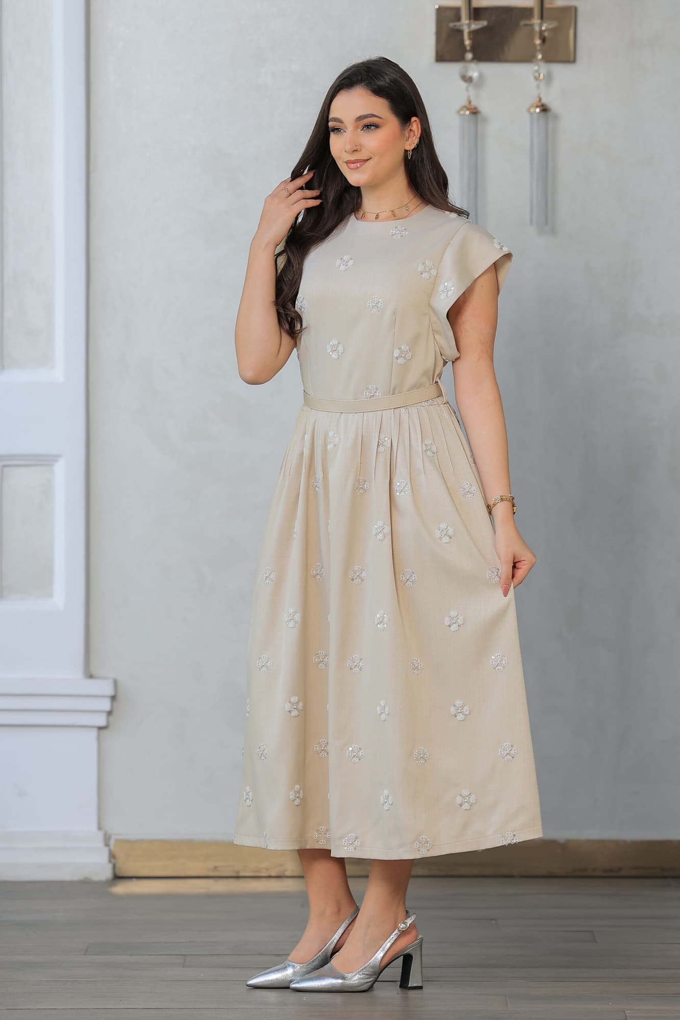 فستان راقٍ بلون بيج ناعم بتطريز زهري