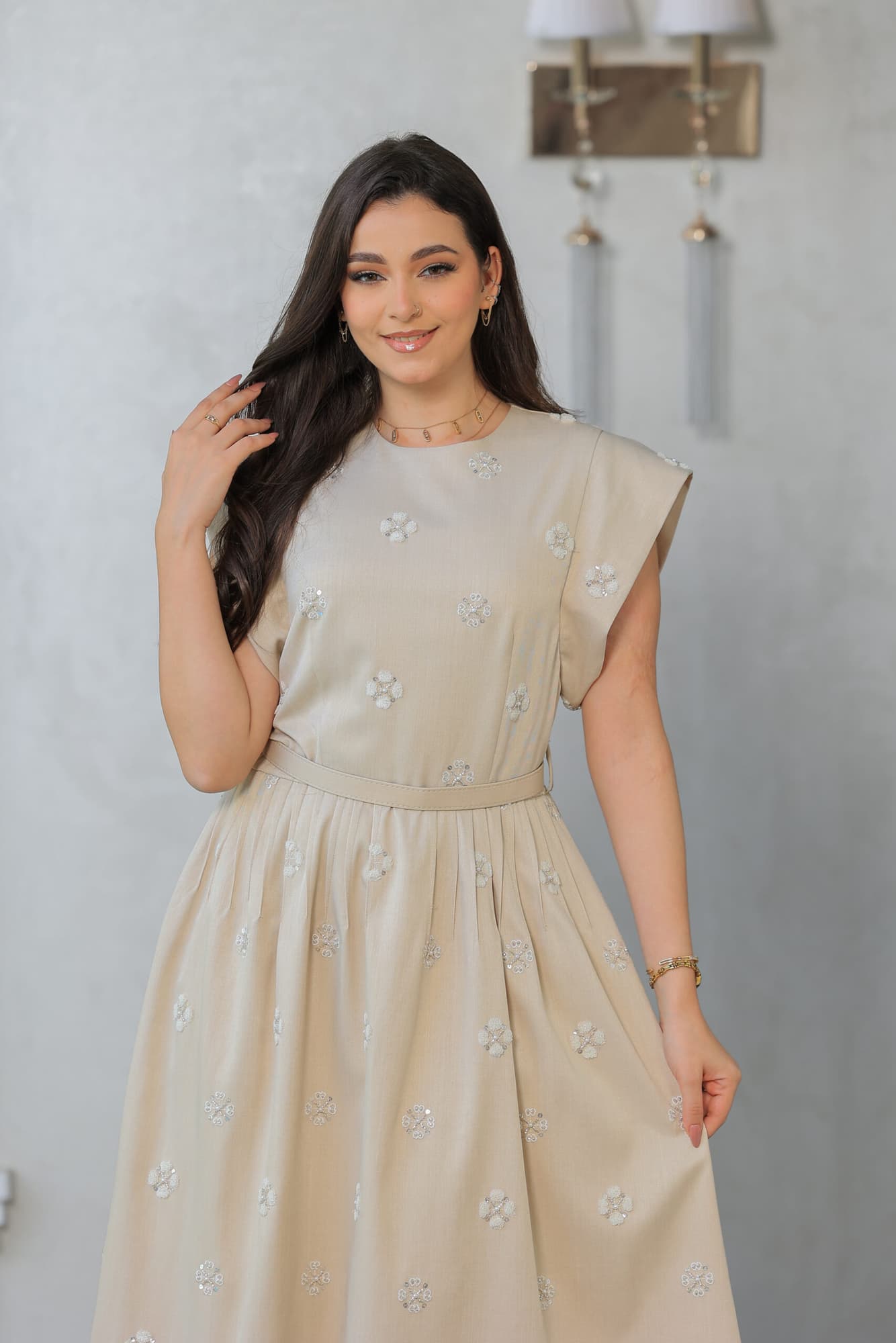 فستان راقٍ بلون بيج ناعم بتطريز زهري