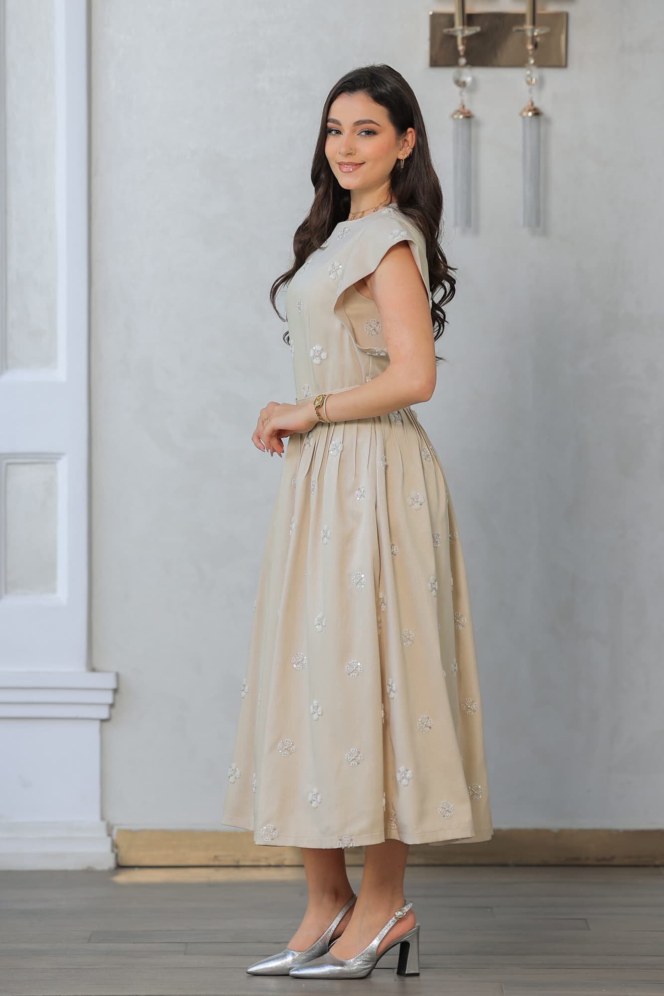 فستان راقٍ بلون بيج ناعم بتطريز زهري