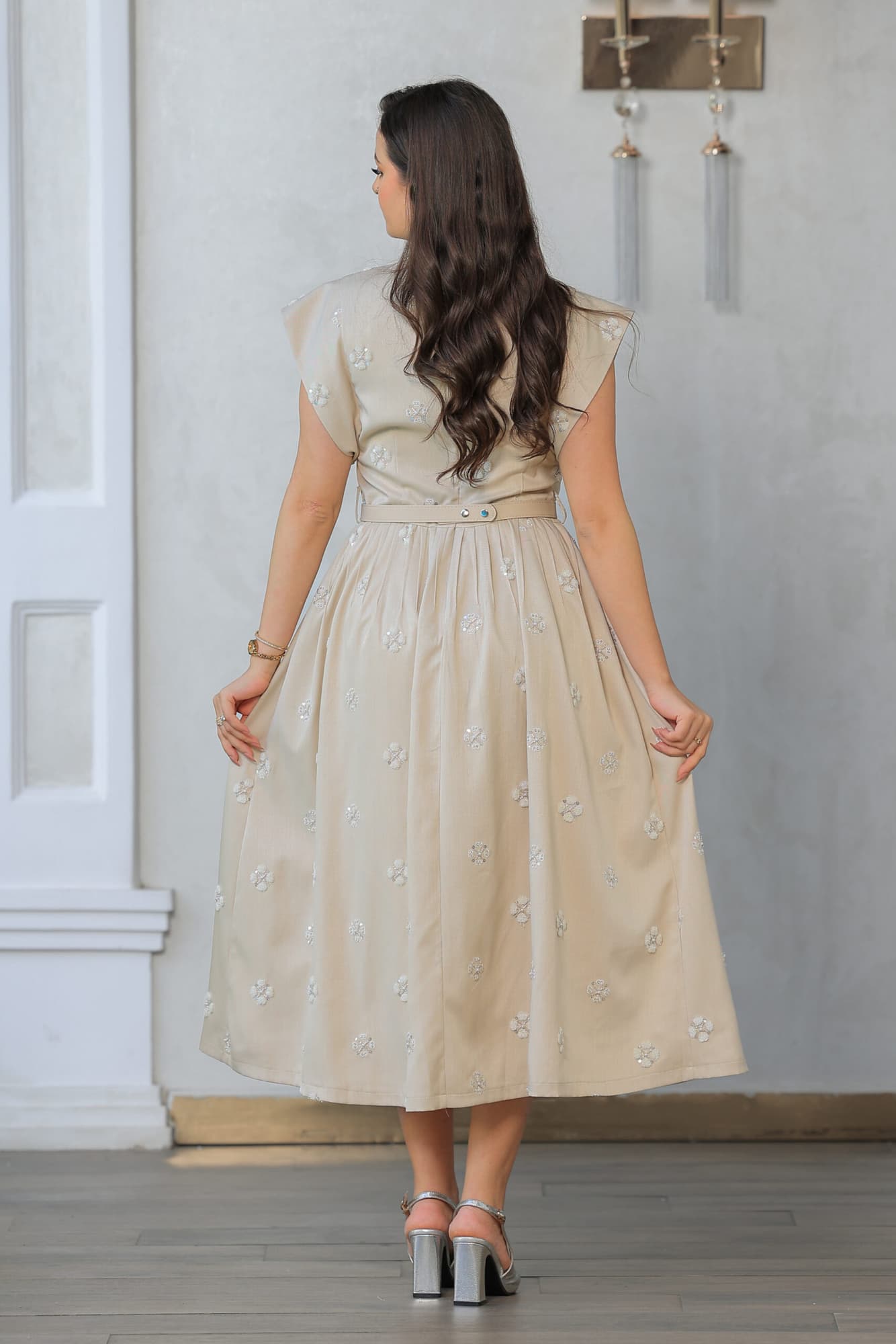 فستان راقٍ بلون بيج ناعم بتطريز زهري