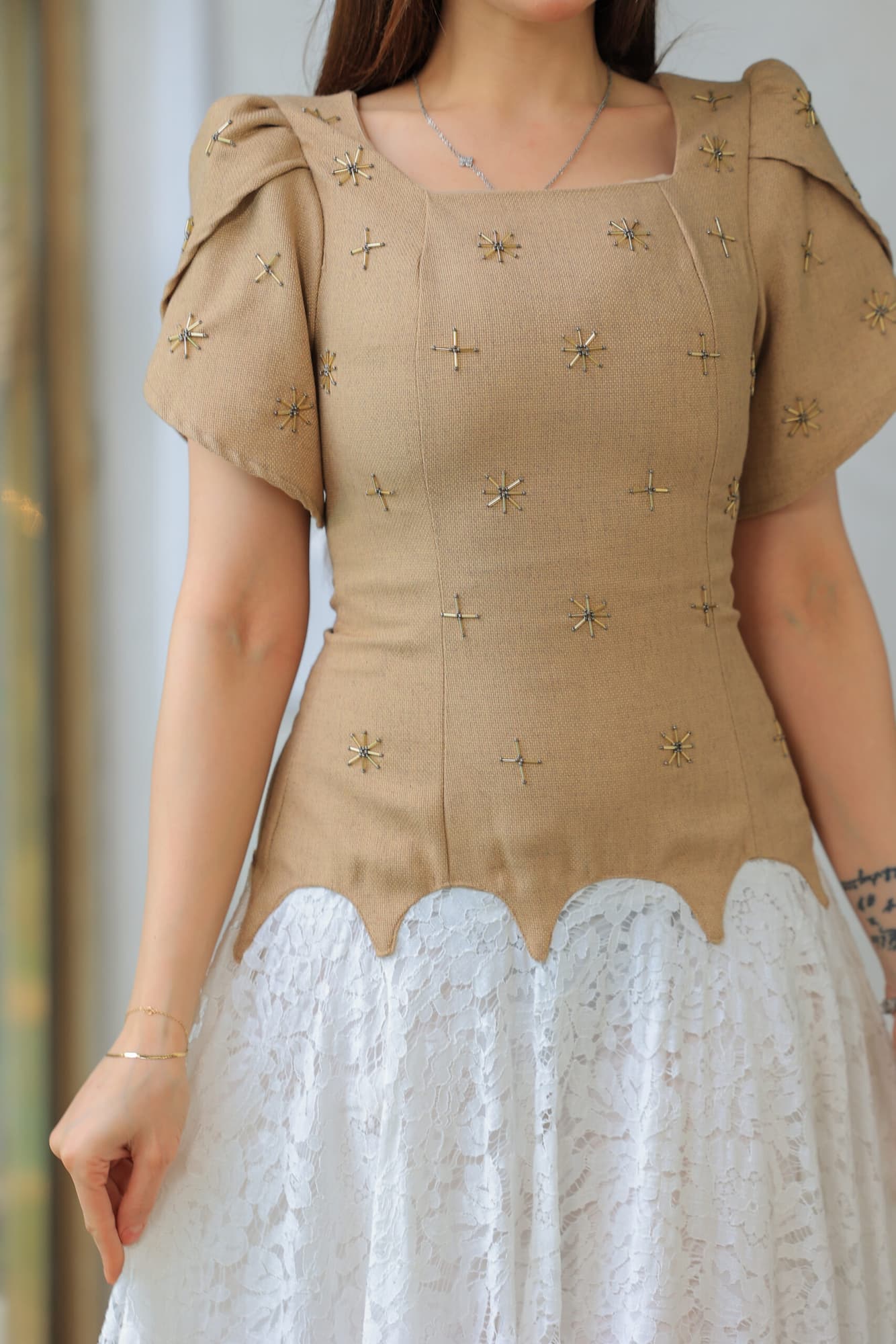 فستان بتصميم فريد يجمع بين الفخامة والرقي مزين بتطريزات ناعمة بني فاتح