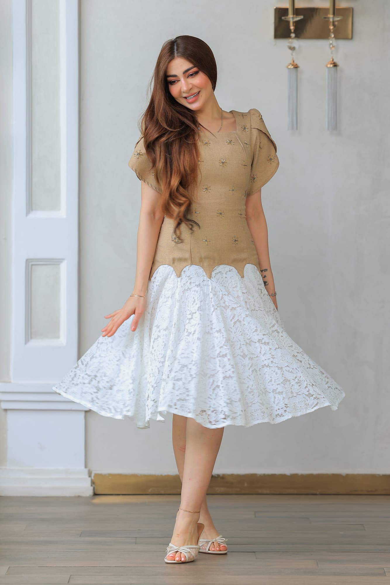 فستان بتصميم فريد يجمع بين الفخامة والرقي مزين بتطريزات ناعمة