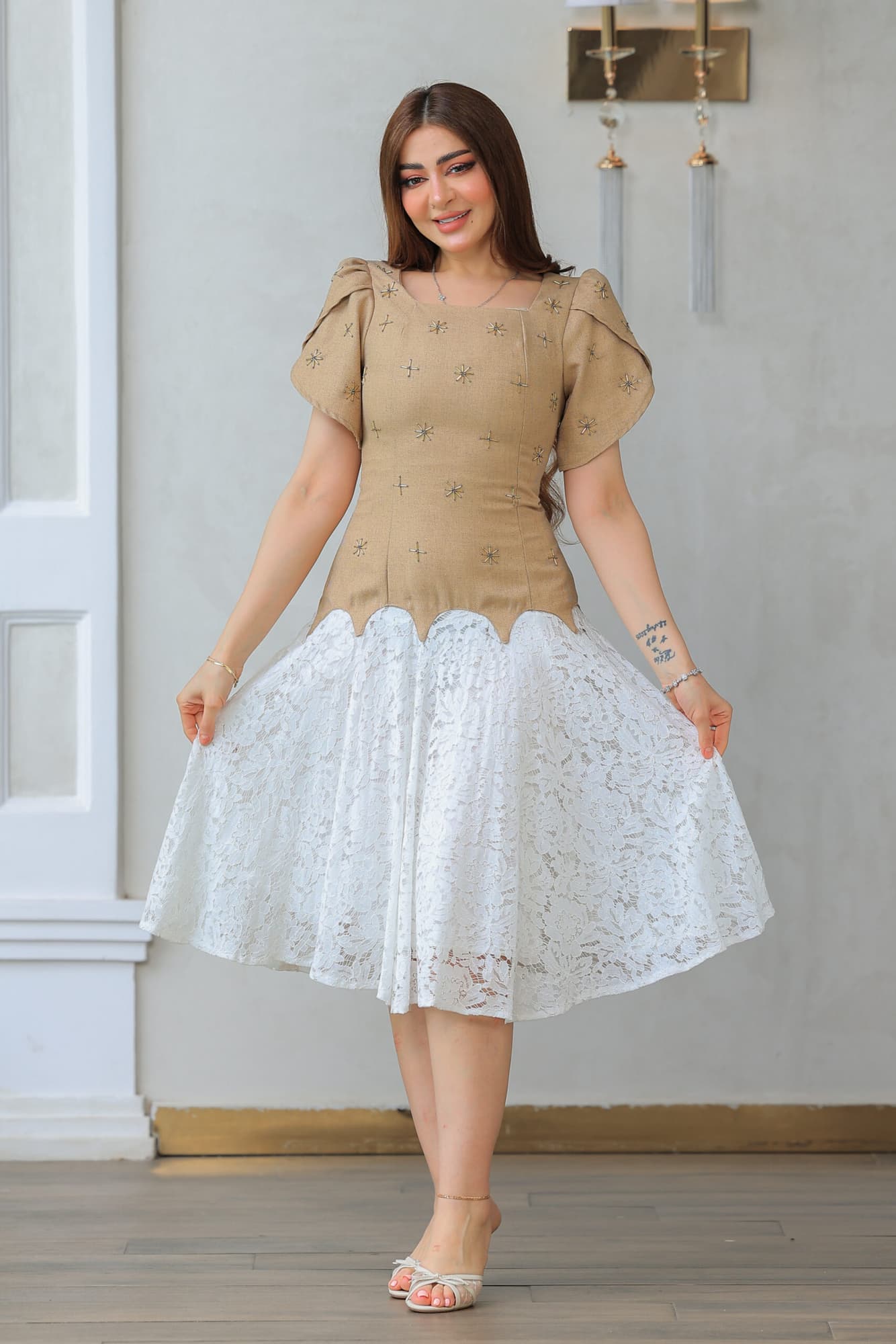 فستان بتصميم فريد يجمع بين الفخامة والرقي مزين بتطريزات ناعمة