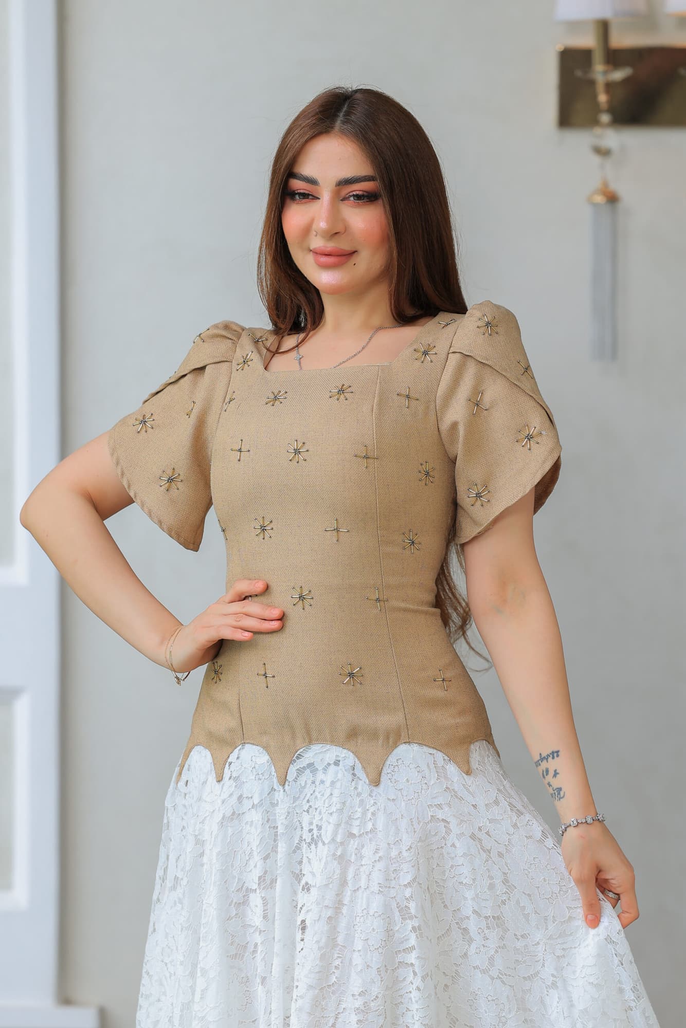 فستان بتصميم فريد يجمع بين الفخامة والرقي مزين بتطريزات ناعمة